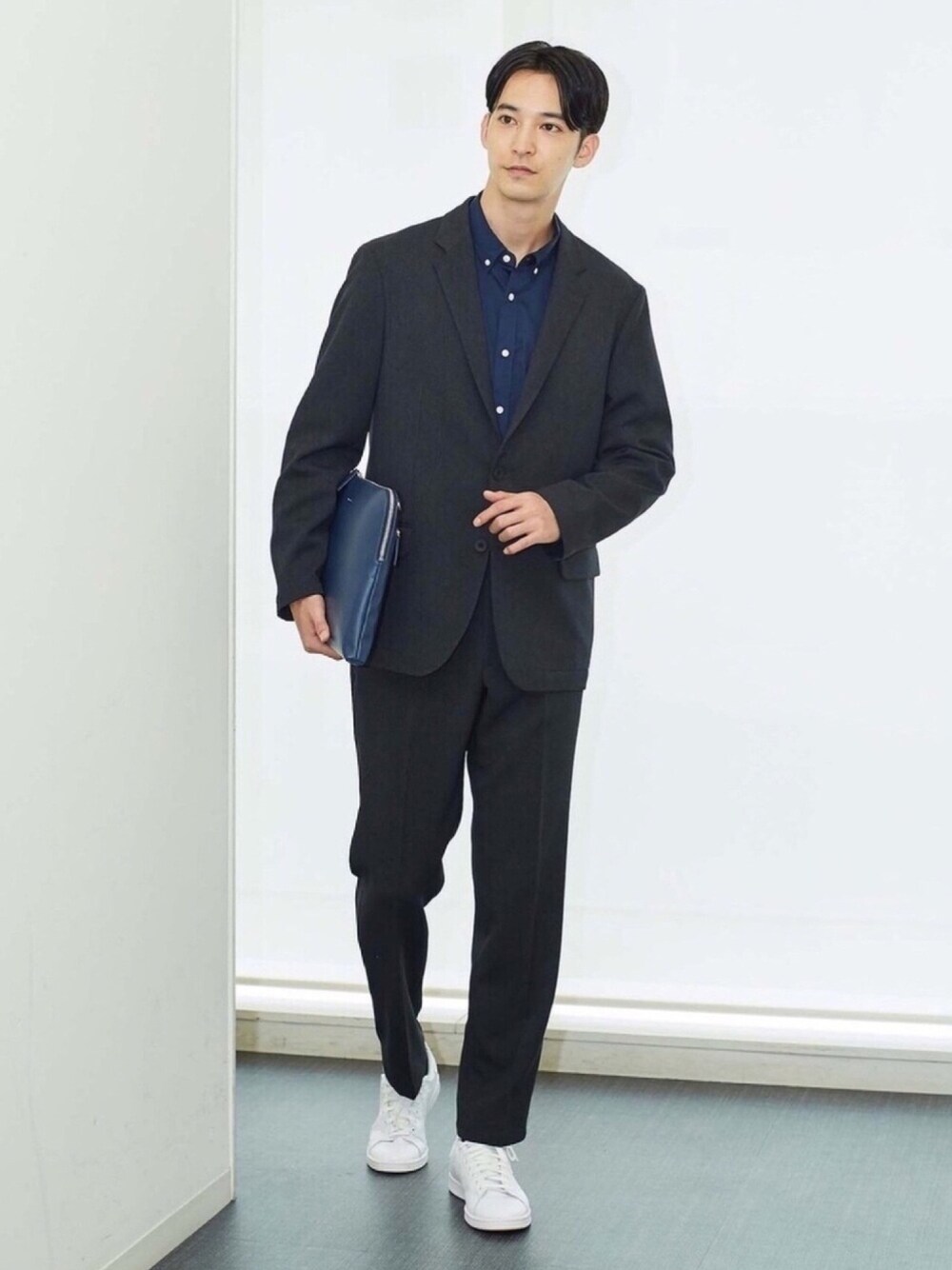 「セットアップ、キレイめ、ビジネススタイル、ビジネスカジュアル、秋コーデ、マルチサイズ、KASHIYAMA、ラブアンドピース2021、KASHIYAMAEASY」｜「KASHIYAMAの＜ウォッシャブル＞TECH-POLYESTER オックスフォードストレッチ2Bジャケット（テーラードジャケット、グレー系）」を使った、カシヤマさん（メンズ・184cm）の秋コーディネートの1枚目の写真
