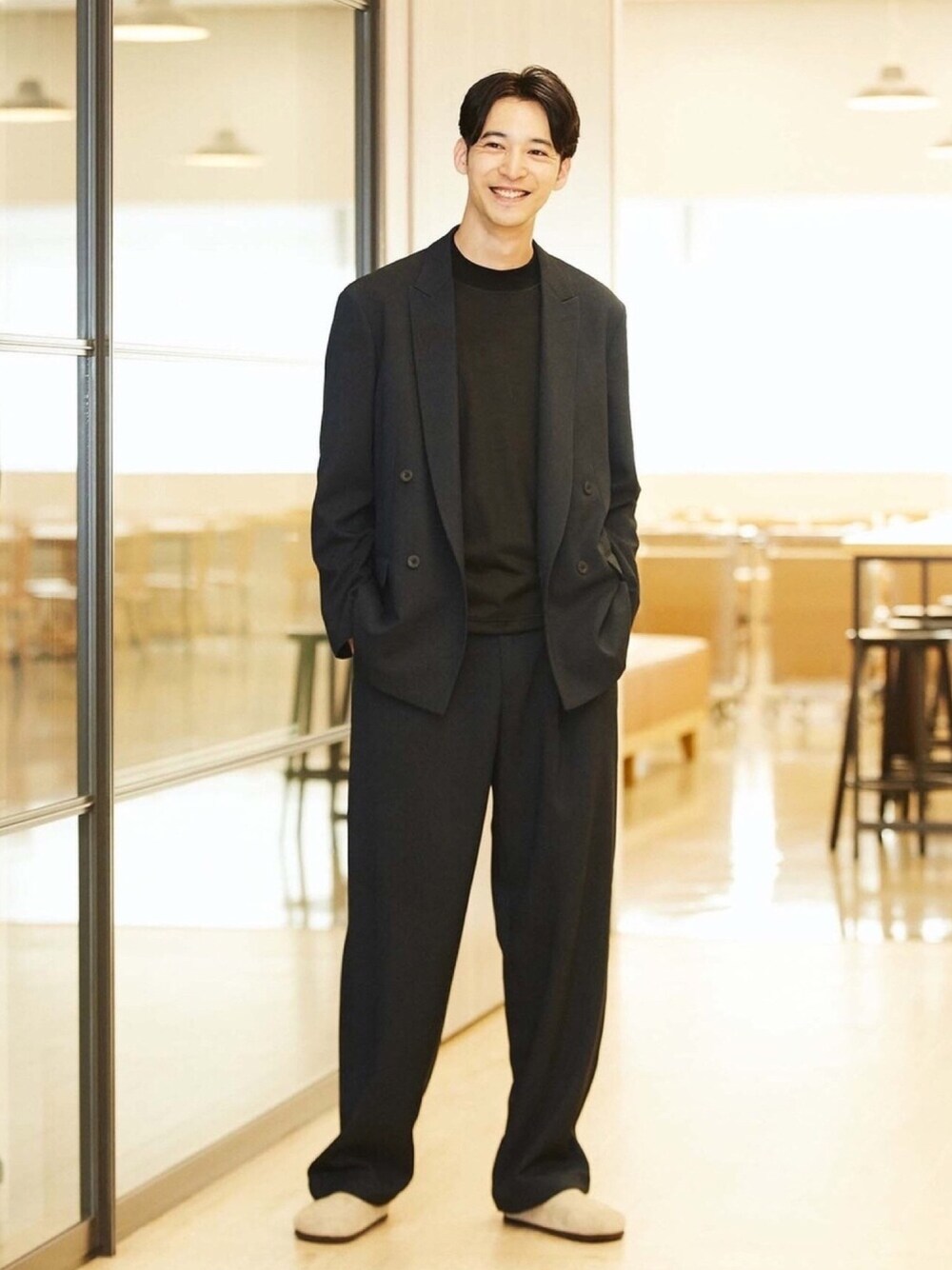 「ビッグシルエット、セットアップ、シンプル、ワイドパンツ、ダブルジャケット、秋コーデ、おしゃれさんと繋がりたい、ワイドパンツ ネイビー、ラブアンドピース2021、KASHIYAMAEASY」｜「KASHIYAMAの＜ウォッシャブル＞TECH-POLYESTER オックスフォードストレッチ4Bジャケット（テーラードジャケット、グレー系）」を使った、カシヤマさん（メンズ・184cm）の秋コーディネートの1枚目の写真