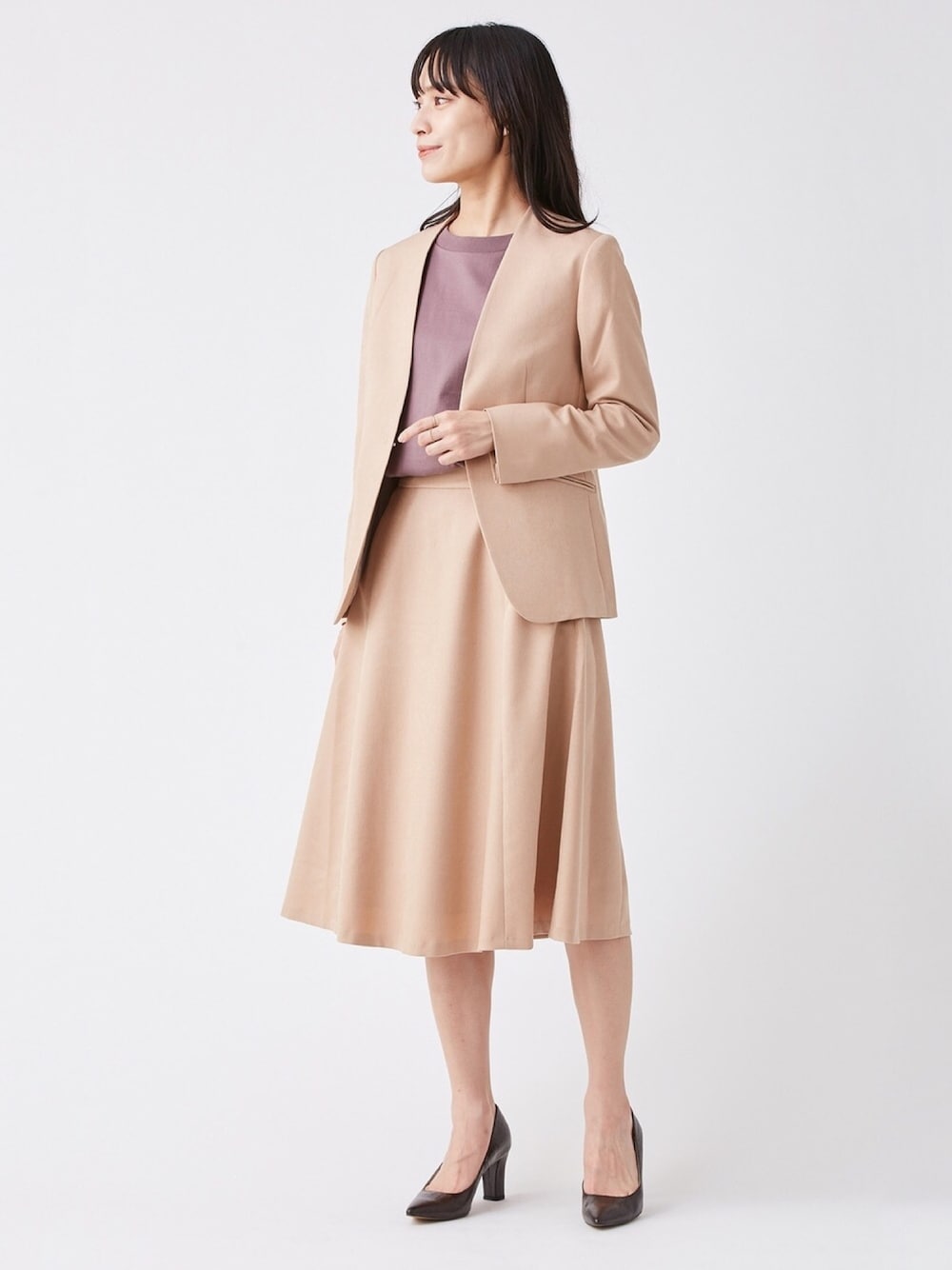 「KASHIYAMA、KASHIYAMAEASY、マルチサイズ、セットアップ、ノーカラージャケット、フレアスカート、アースカラー、秋のコーデ」｜「KASHIYAMAの＜ウォッシャブル＞ウールライクポーリーツイルノーカラージャケット（ノーカラージャケット、グレー系）」を使った、カシヤマさん（レディース・164cm）の秋コーディネートの1枚目の写真