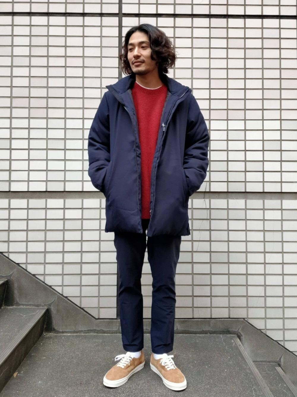 ホワイト系のTシャツ/カットソー、ブルー系のダウンジャケット/コート、ブラウン系のスニーカーを着用したメンズの冬コーディネートの1枚目の写真