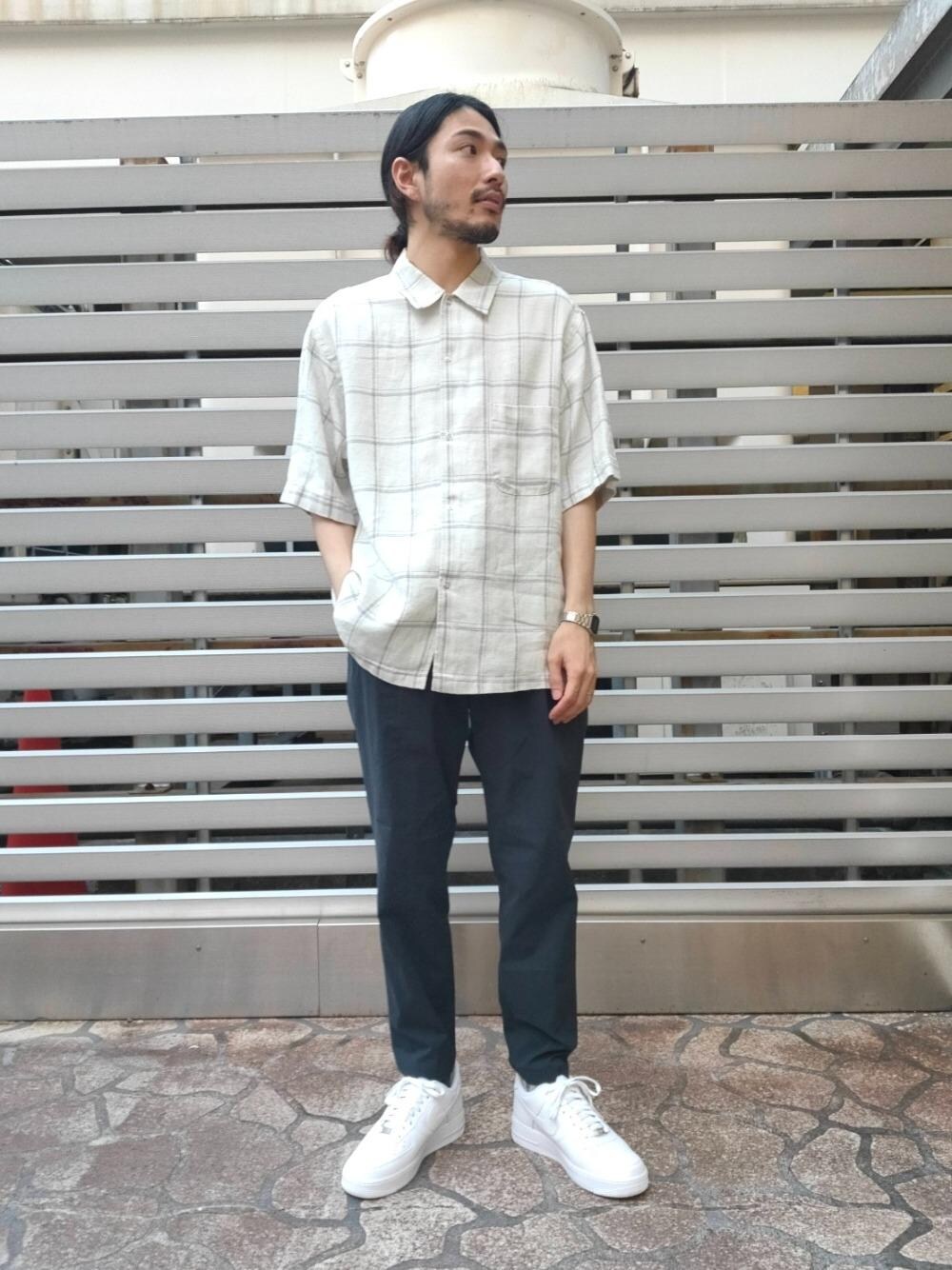 ベージュ系のシャツ/ブラウス、ブルー系のその他パンツ、ホワイト系のスニーカーを着用したメンズの夏コーディネートの1枚目の写真