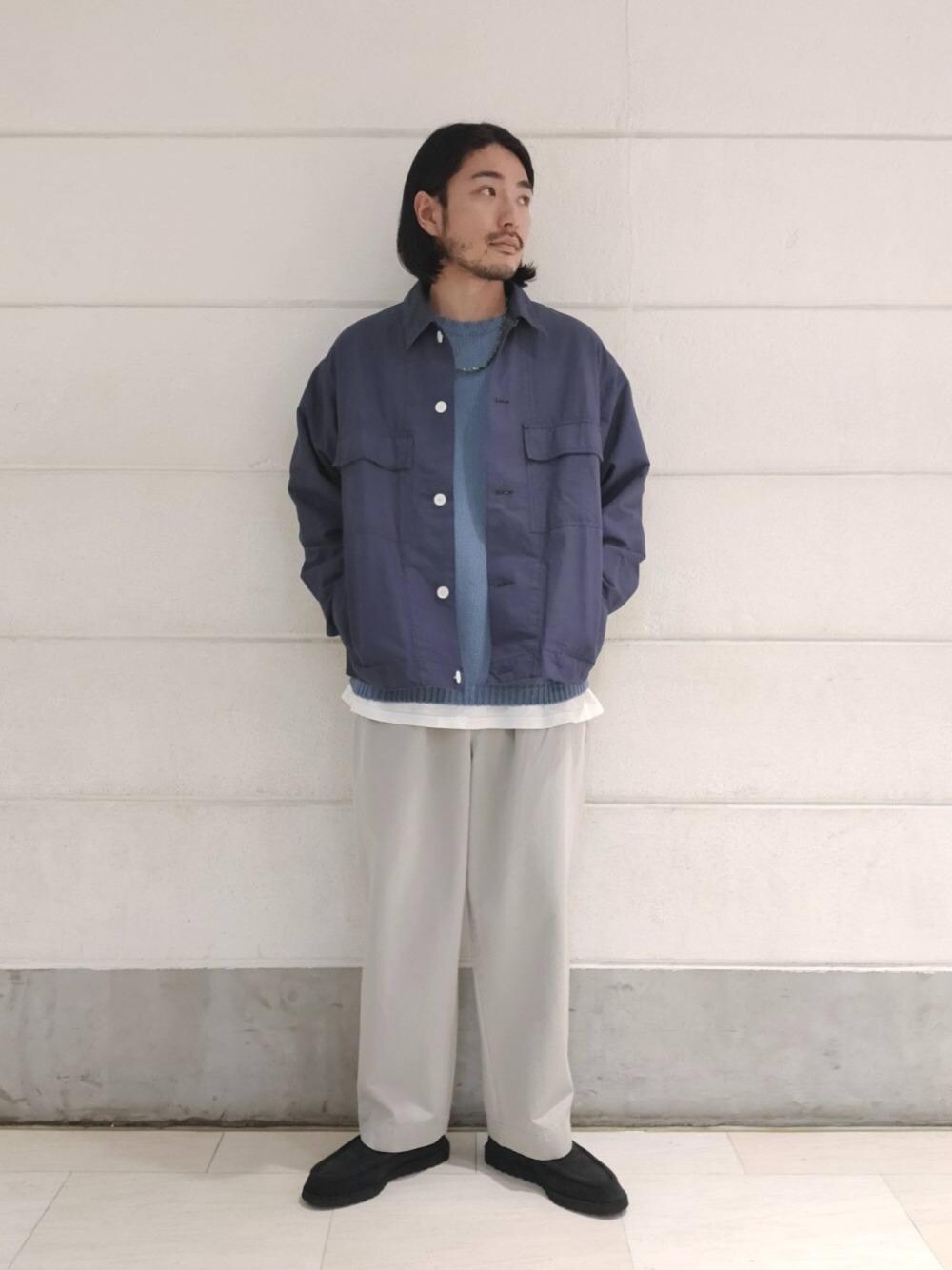 ホワイト系のTシャツ/カットソー、ブルー系のシャツ/ブラウス、ブラック系のスリッポンを着用したメンズの冬コーディネートの1枚目の写真