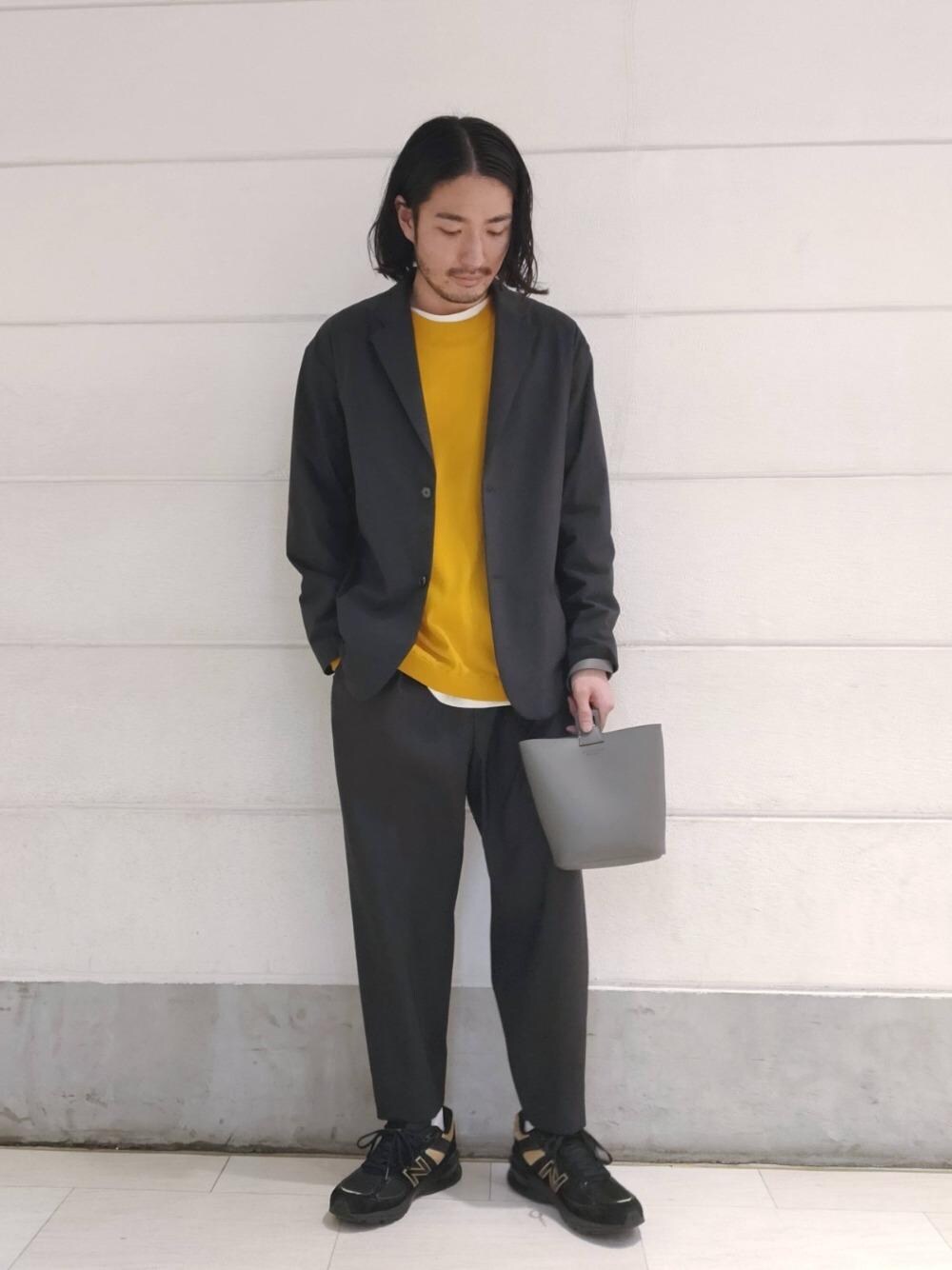 ブラック系のその他パンツ、グレー系のハンドバッグ、ブラック系のテーラードジャケットを着用したメンズの冬コーディネートの1枚目の写真