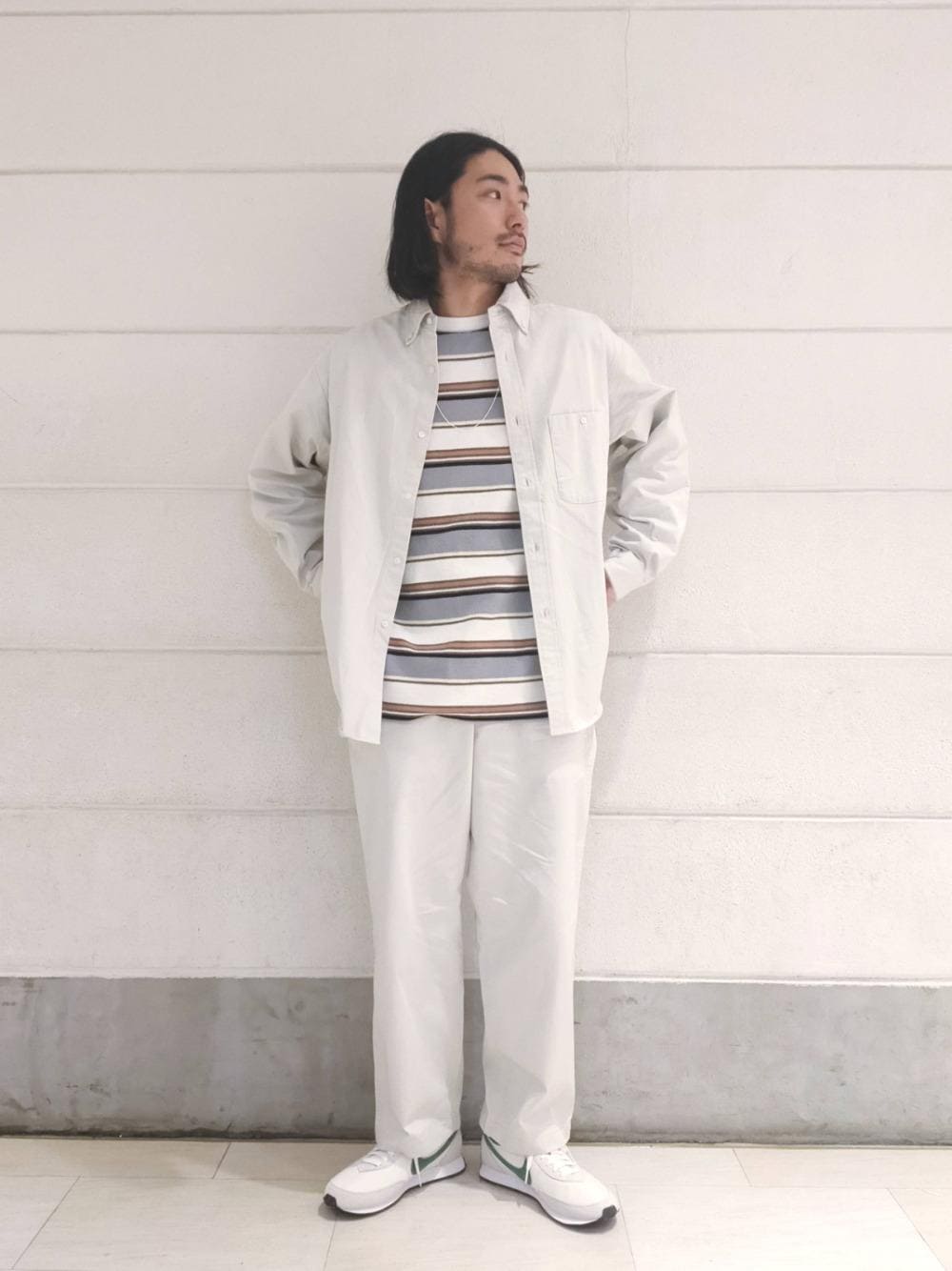 「スニーカー、セットアップ、シューズ、Tシャツ/カットソー、RECOMMEND  ITEM STYLING、EXCLUTIVE ITEM STYLE、SPRING SHIRTS STYLE」｜「BEAUTY&YOUTH UNITED ARROWSのBY シルバー エスニック チェーン ネックレス L（ネックレス、シルバー系）」を使った、野村　浩平さん（メンズ・174cm）の冬コーディネートの1枚目の写真