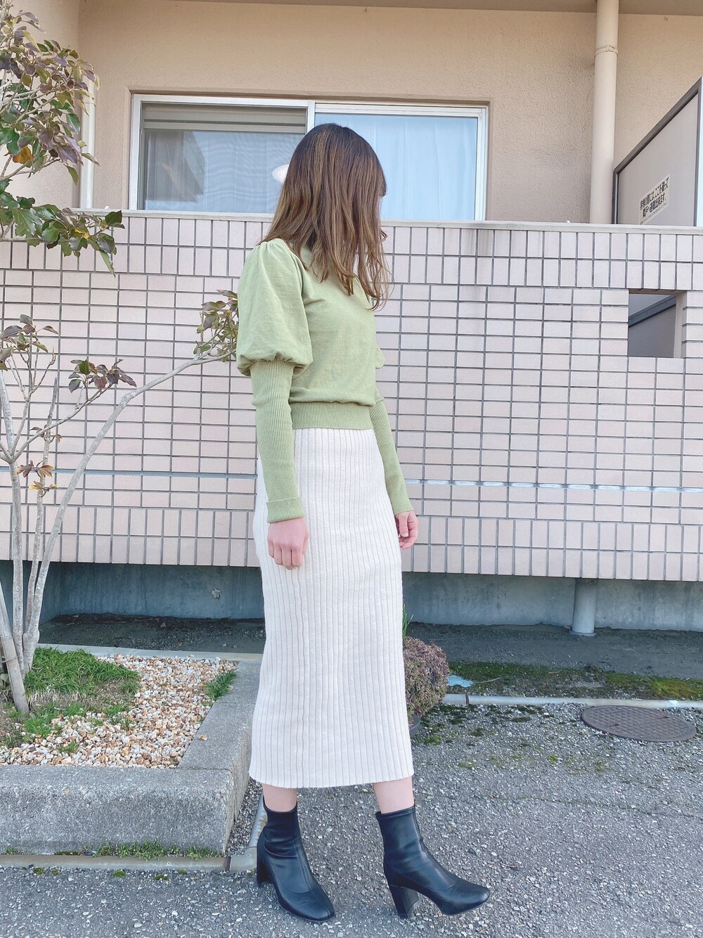 「w closetのアイテム（ニット/セーター、グリーン系）」を使った、hppk04さん（レディース・166cm）の冬コーディネートの1枚目の写真