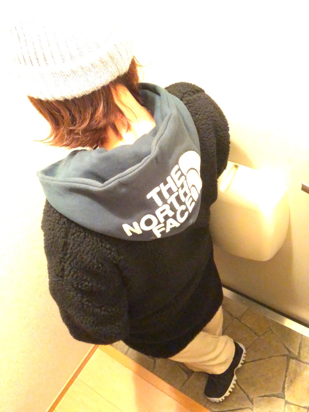 「カジュアルコーデ、ラクチンコーデ、パーカー、ロゴパーカー、リブパンツ、スニーカー、THE NORTH FACE、FREAK’Ｓ STORE、asics tiger」｜「THE NORTH FACEのTHE NORTH FACE REARVIEW FZ HDY（パーカー、グリーン系）」を使った、eriさん（レディース・160cm）の冬コーディネートの1枚目の写真