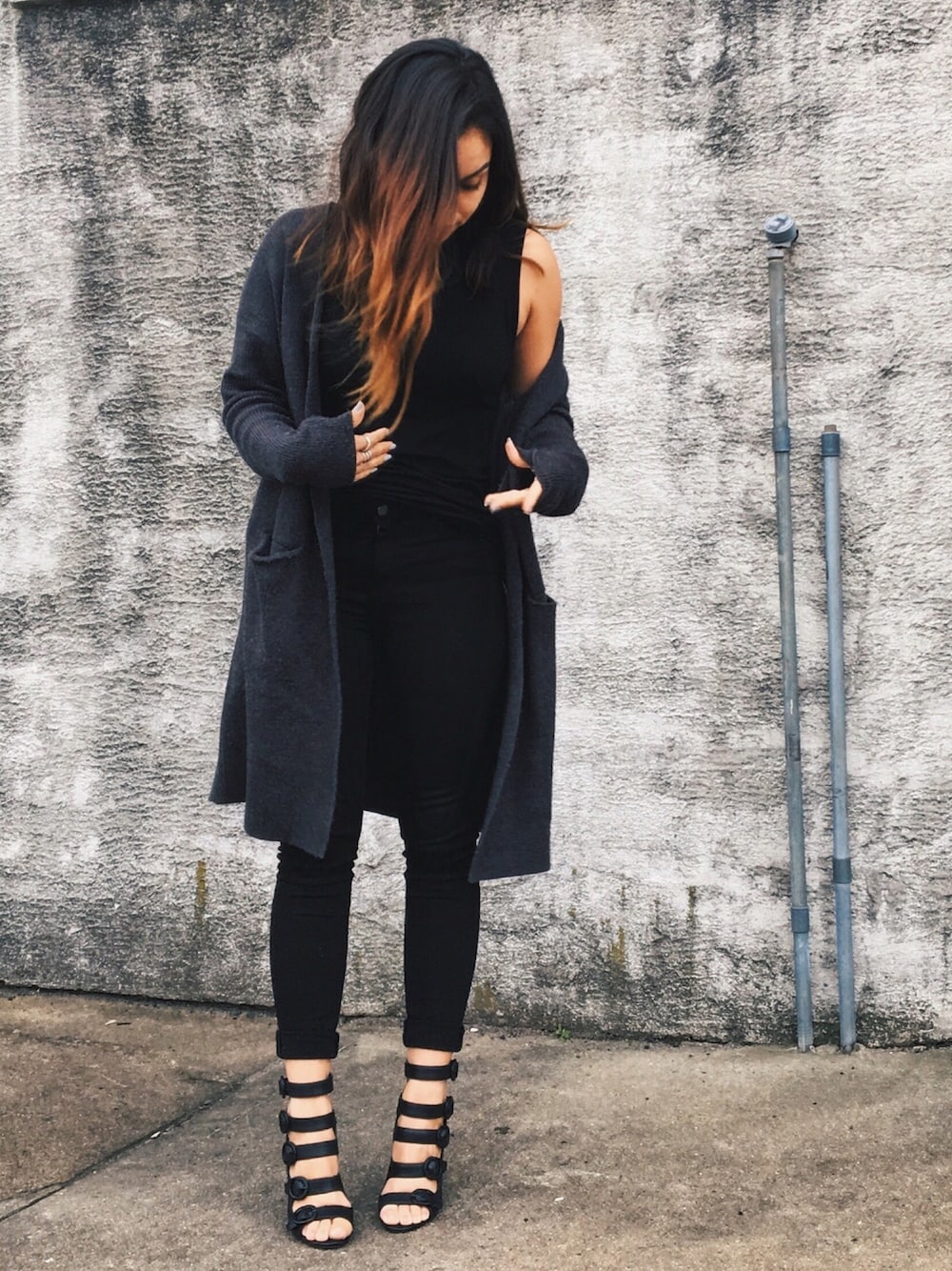 「ootd、sweater、black、denim、outfit、casual、simple」｜「ARMANI EXCHANGEのArmani Exchange Black Wash Skinny Jeans（デニムパンツ、ブラック系）」を使った、Luisa Fernandaさん（レディース・163cm）の冬コーディネートの1枚目の写真