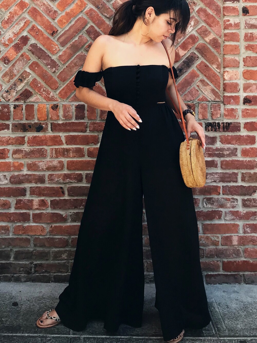 「basketbag、ALLBLACK、summer、F21、ootd、simple、LATINA、conscious、girl」｜「etsyのアイテム（エコバッグ/サブバッグ、ブラウン系）」を使った、Luisa Fernandaさん（レディース・163cm）の夏コーディネートの1枚目の写真