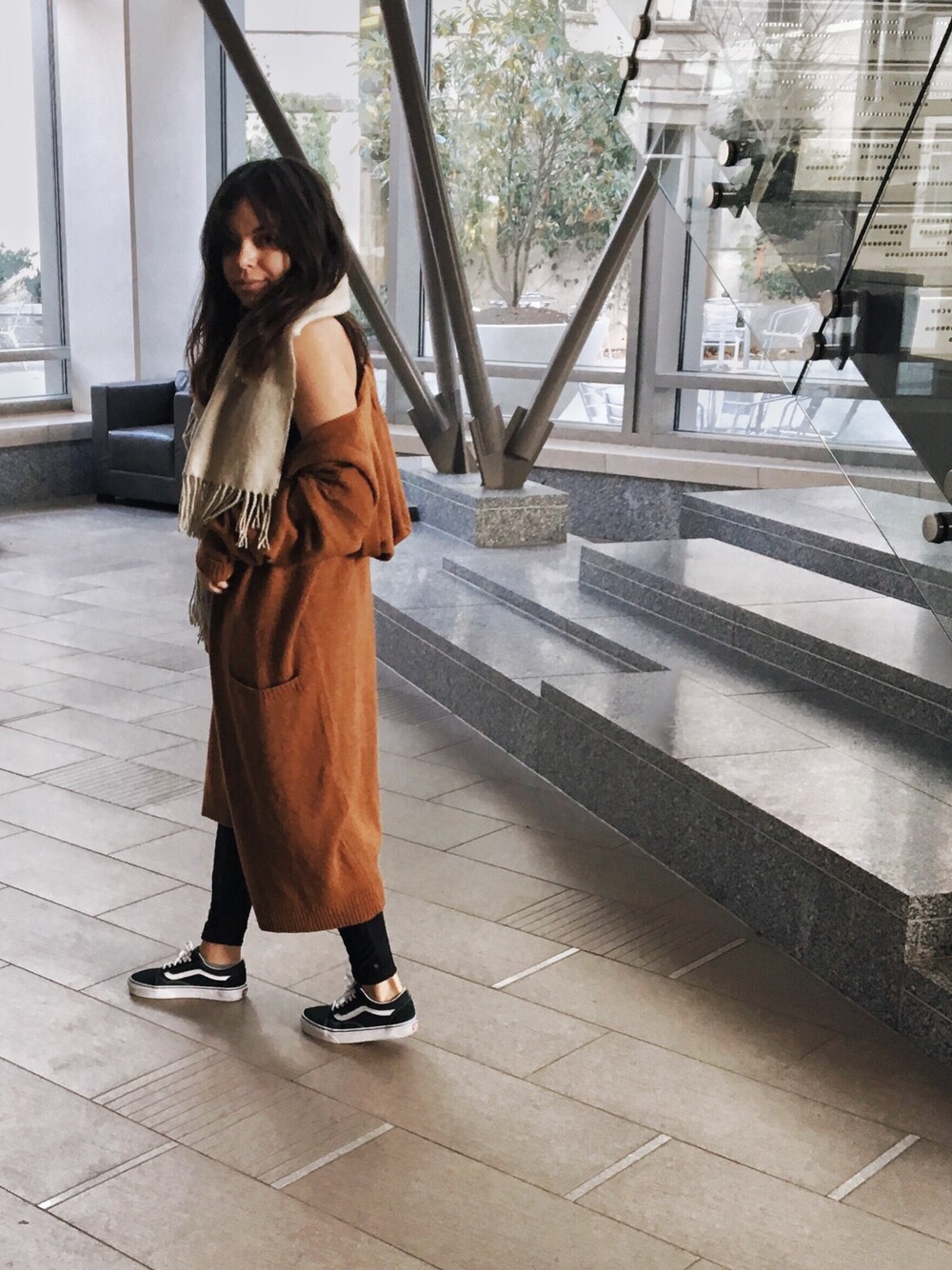 「winterchic、VANS、hoodie、sweater、fallfashion、simple、duster、bohochic、cozy、student」｜「FOREVER 21のFOREVER 21 Open-Front Longline Cardigan（カーディガン/ボレロ、オレンジ系）」を使った、Luisa Fernandaさん（レディース・163cm）の冬コーディネートの1枚目の写真