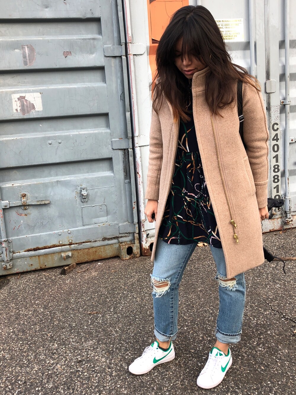 「datenight、ootd、NIKE、sneakers、casual、simple、denim、streetstyle、whatiwore」｜「jcrewのアイテム（ピーコート、ベージュ系）」を使った、Luisa Fernandaさん（レディース・163cm）の冬コーディネートの1枚目の写真