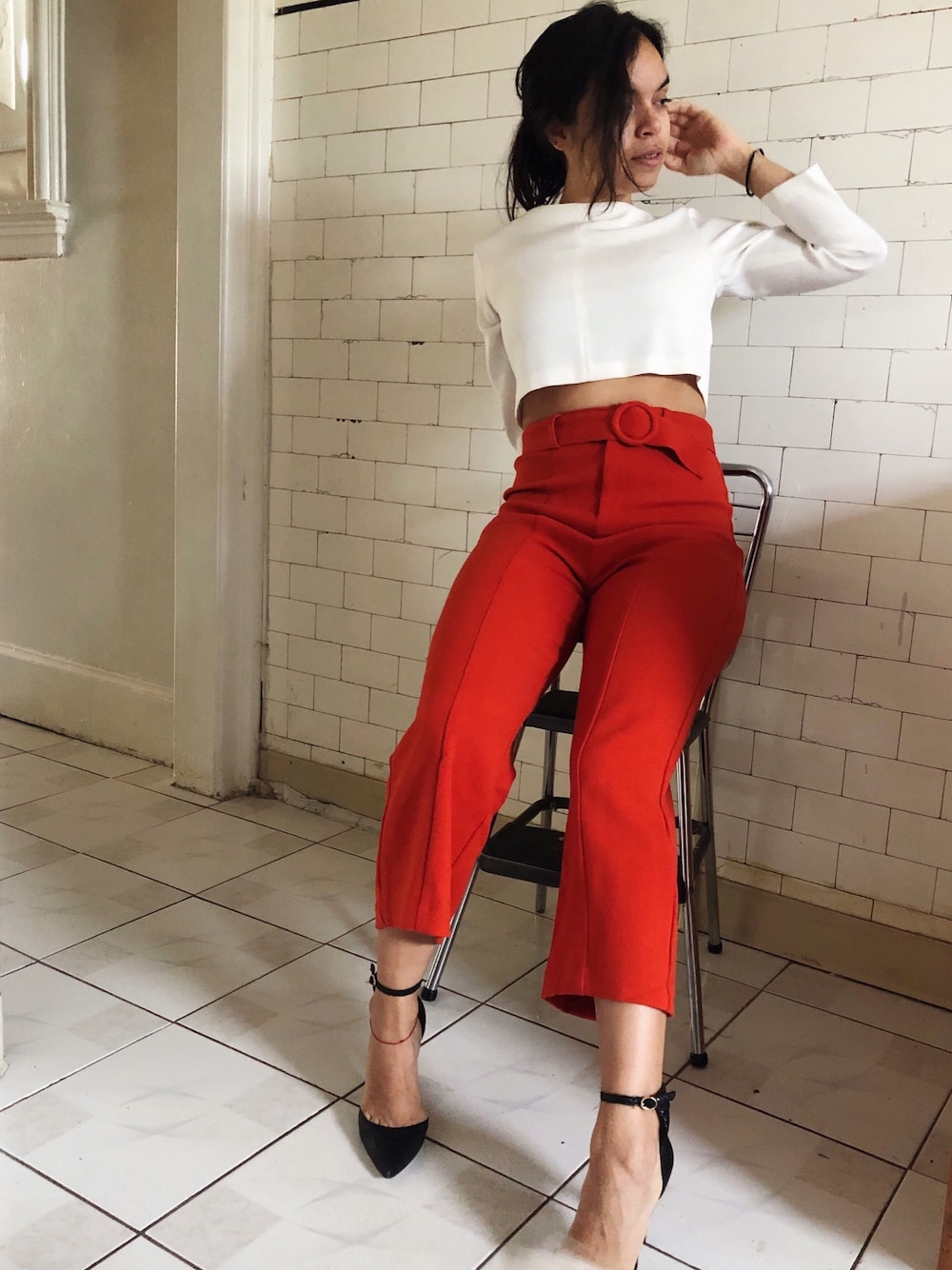「christmas、nightout、freepeople、sustainablefashion、PETITE、business casual、red、NYC、winter」｜「FREE PEOPLEのアイテム（スラックス、レッド系）」を使った、Luisa Fernandaさん（レディース・163cm）の秋コーディネートの1枚目の写真