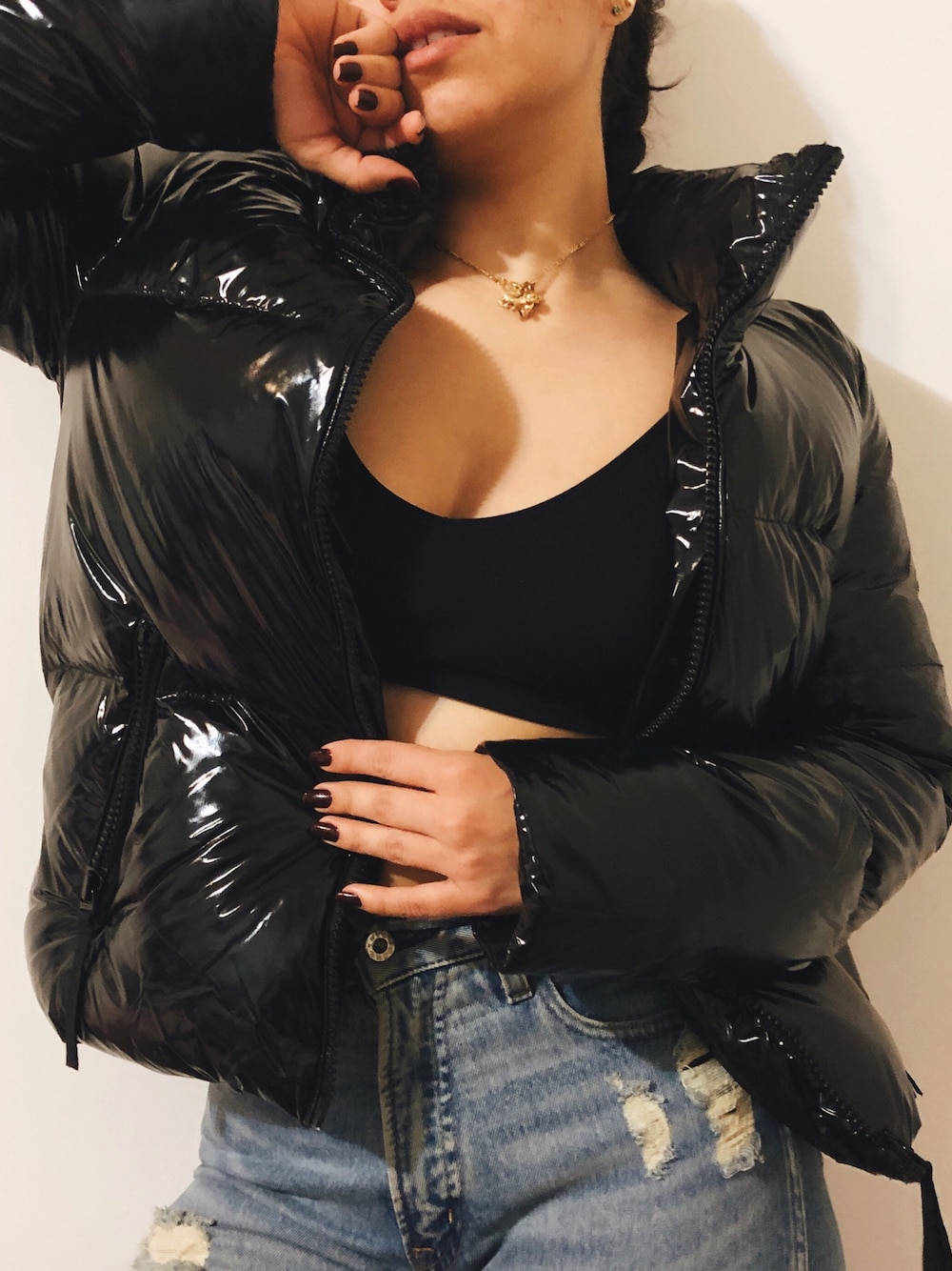 「winter、pufferjacket、warm、cozy、streetstyle、black、nightout、TOPSHOP、trend、ootd」｜「TOPSHOPのTopshop Vinyl Puffer Jacket（ジャケット/アウター、ブラック系）」を使った、Luisa Fernandaさん（レディース・163cm）の冬コーディネートの1枚目の写真