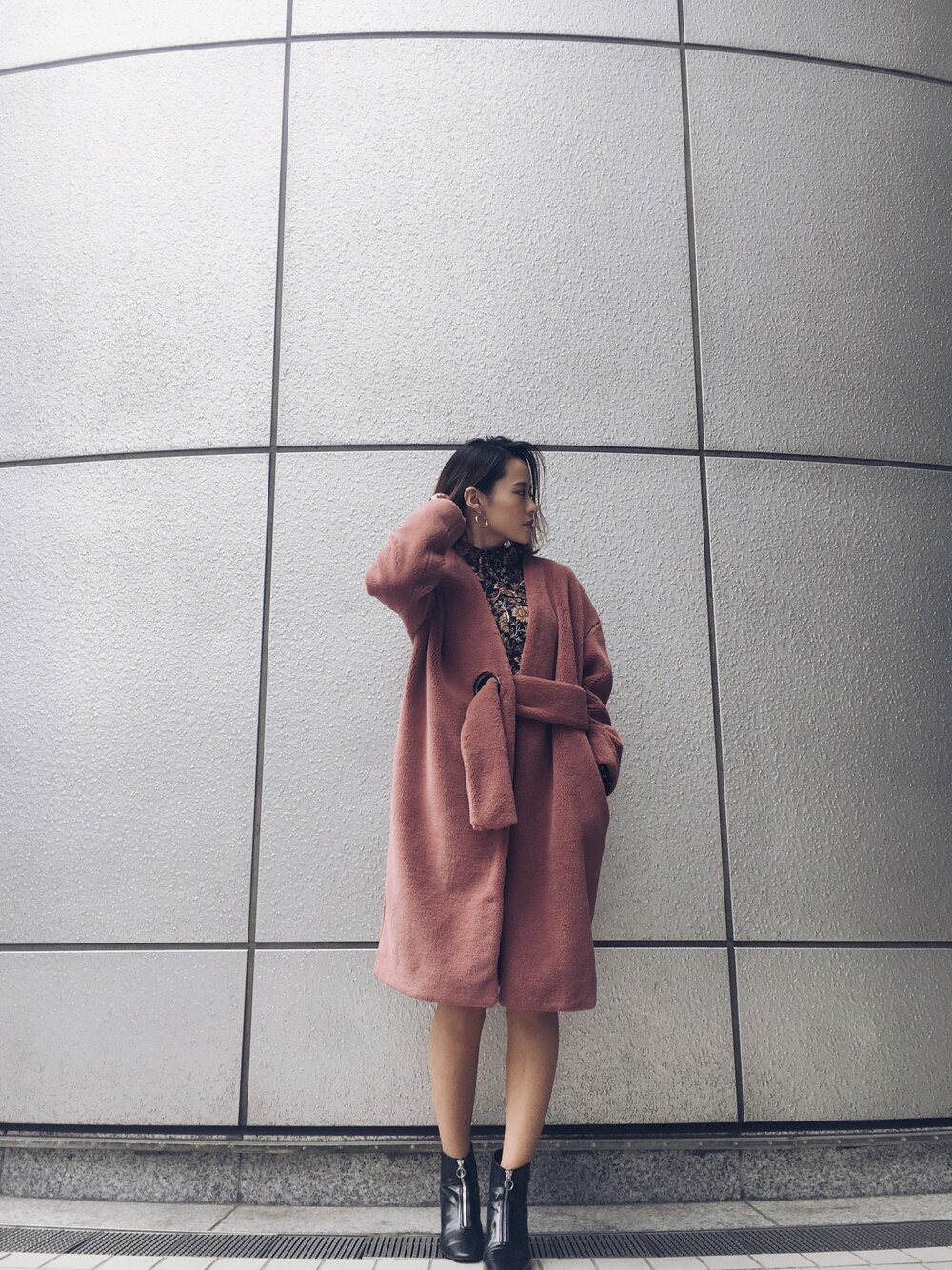 その他のワンピース、ピンク系のジャケット/アウター、ブラック系のブーティを着用したレディースの秋コーディネートの1枚目の写真