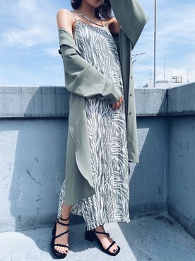 「MURUA（ムルーア）のロングシャツキャミワンピース【セットアップ】【シアー素材】【シャツジャケット】（ワンピース、グリーン系）」を使った、関本香里さん（レディース・160cm）の春コーディネート