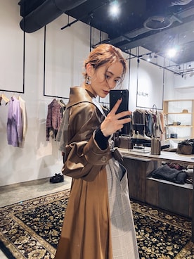 「MURUA（ムルーア）のマテリアルミックストレンチコート（トレンチコート、その他）」を使った、関本香里さん（レディース・160cm）の夏コーディネート