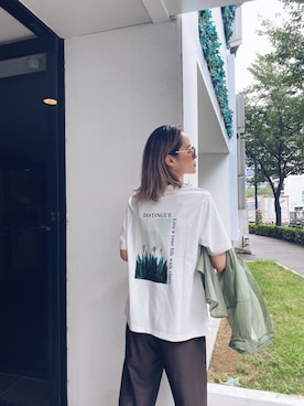 「MURUA（ムルーア）のフラワーフォトTシャツ（Tシャツ/カットソー、ホワイト系）」を使った、関本香里さん（レディース・160cm）の夏コーディネート