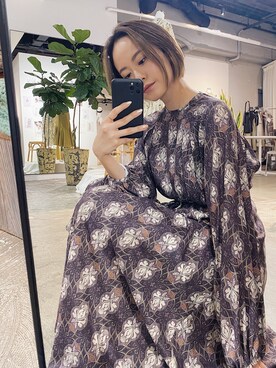 「MURUA（ムルーア）のオーナメントフラワーワンピース（ワンピース、パープル系）」を使った、関本香里さん（レディース・160cm）の冬コーディネート