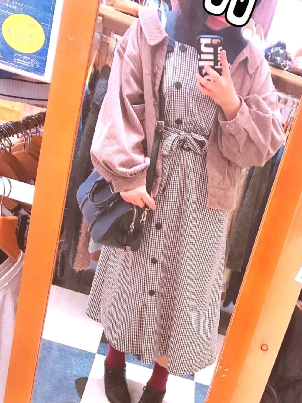 ブルー系のトートバッグ、ブラック系のブーティ、ベージュ系のその他アウターを着用したレディースの冬コーディネートの1枚目の写真