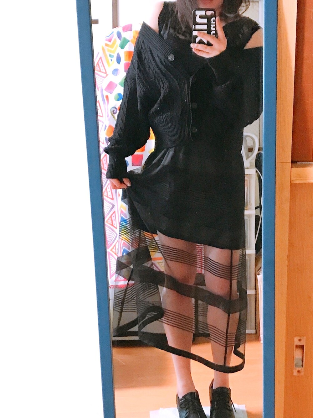 ブラック系のカーディガン/ボレロ、ブラック系のスカート、ブラック系のタンクトップを着用したレディースの春コーディネートの1枚目の写真