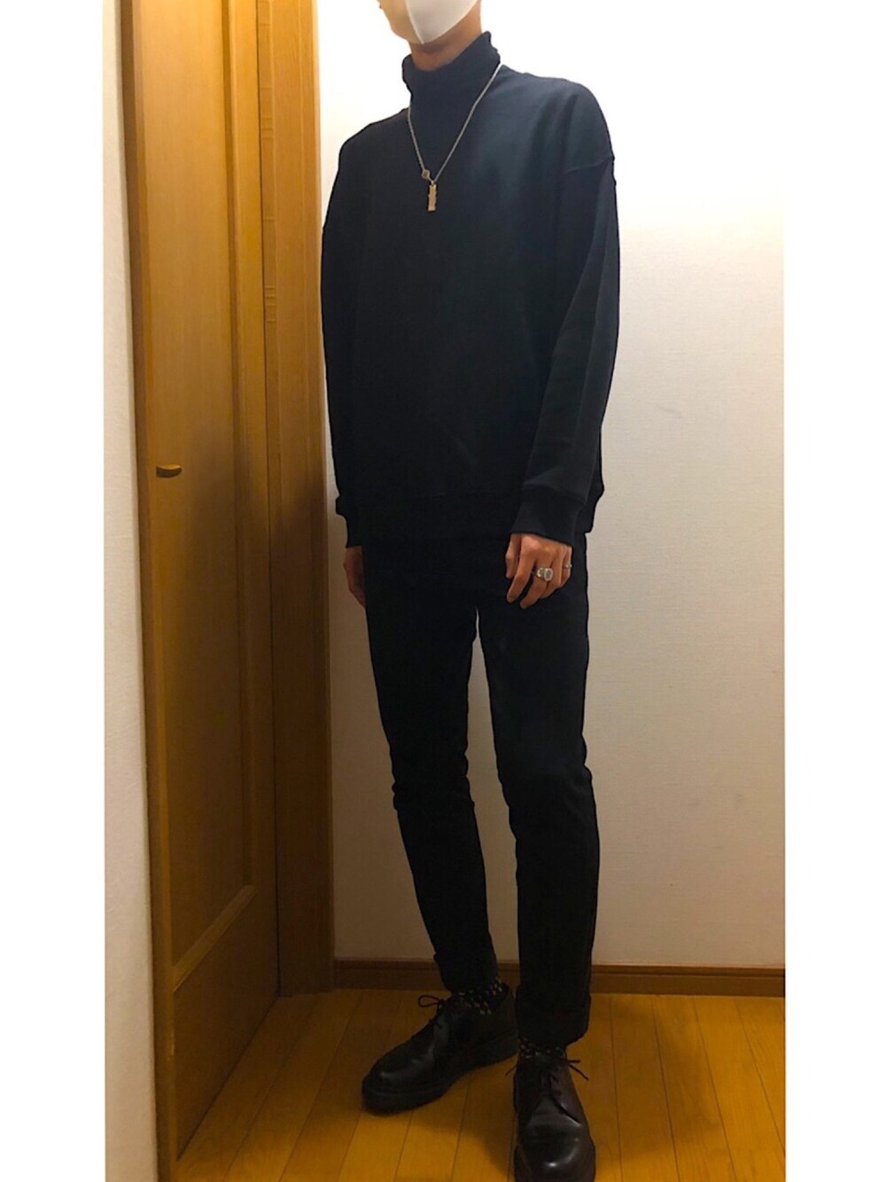ブラック系のTシャツ/カットソー、ブラック系のその他パンツ、ブラック系のその他シューズを着用したメンズの冬コーディネートの1枚目の写真