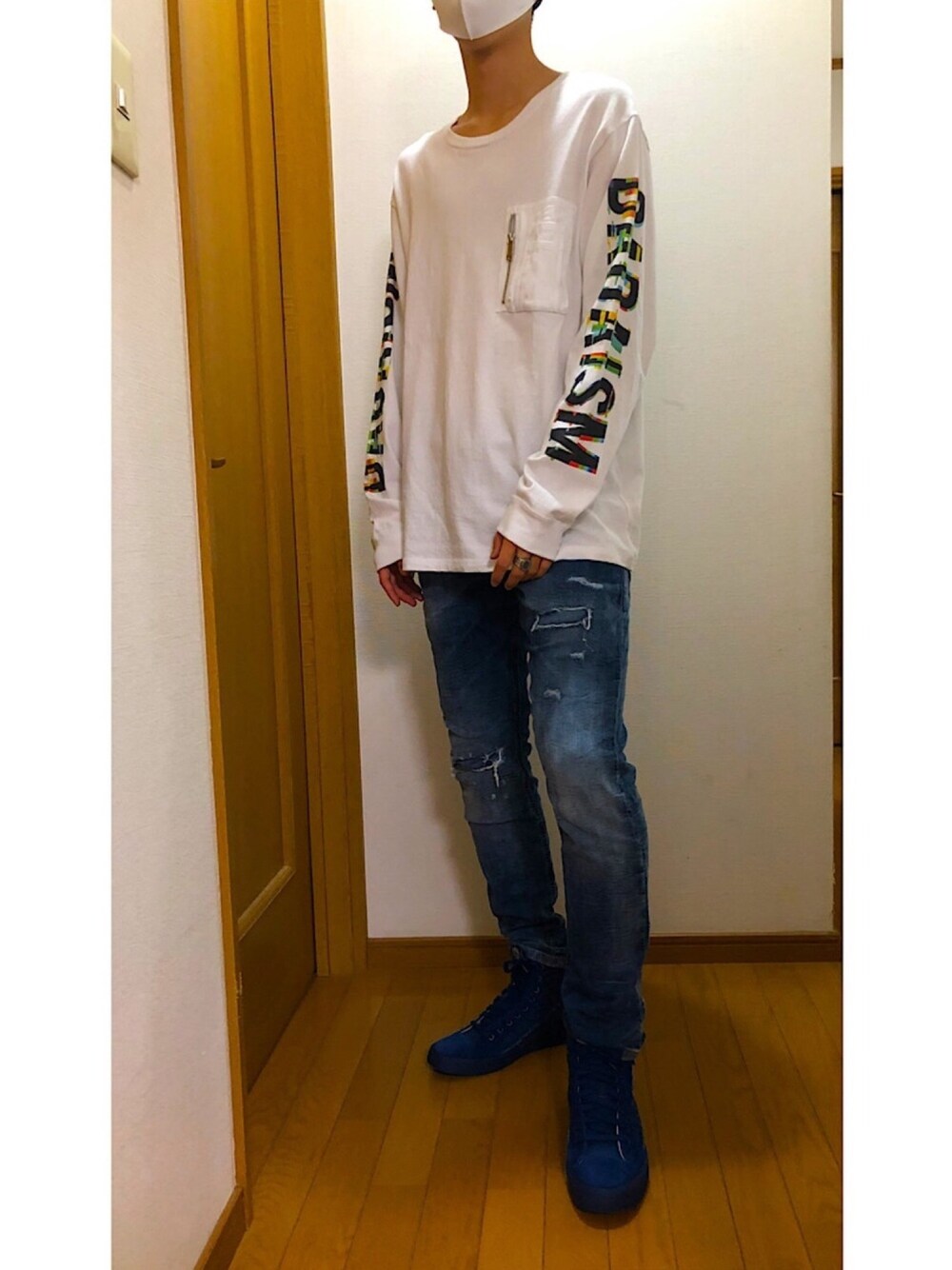 ホワイト系のTシャツ/カットソー、ブルー系のデニムパンツ、ブルー系のスニーカーを着用したメンズの冬コーディネートの1枚目の写真