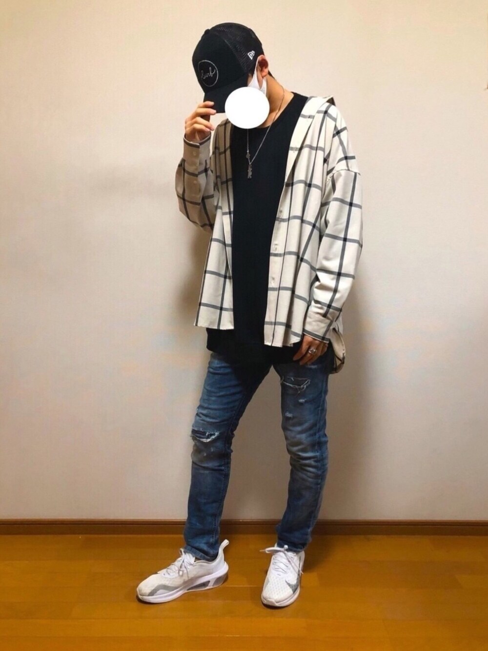 ブラック系のTシャツ/カットソー、ベージュ系のシャツ/ブラウス、ブルー系のデニムパンツを着用したメンズの冬コーディネートの1枚目の写真