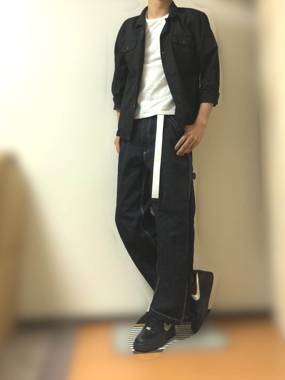 ブラック系のシャツ/ブラウス、ホワイト系のTシャツ/カットソー、ブルー系のデニムパンツを着用したメンズの春コーディネートの1枚目の写真