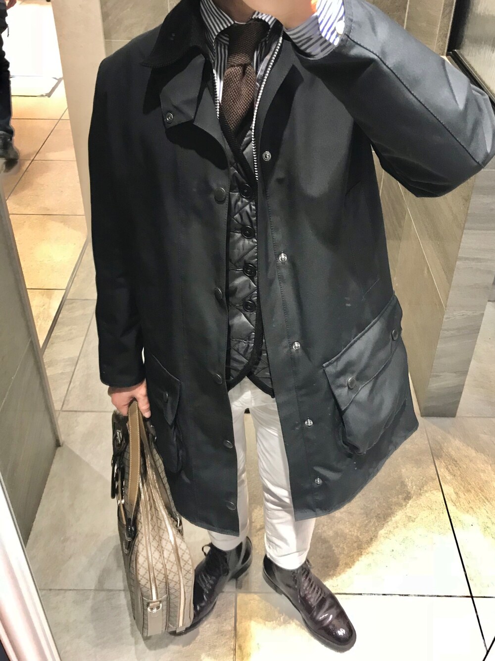 「タイドアップ、BARBOUR BORDER、ホワイトデニム、ALDEN CORDVAN、LAVENHAM、GUCCI」｜「Barbourのアイテム（ステンカラーコート、ブラック系）」を使った、Hayakeeeenさん（メンズ・163cm）の春コーディネートの1枚目の写真