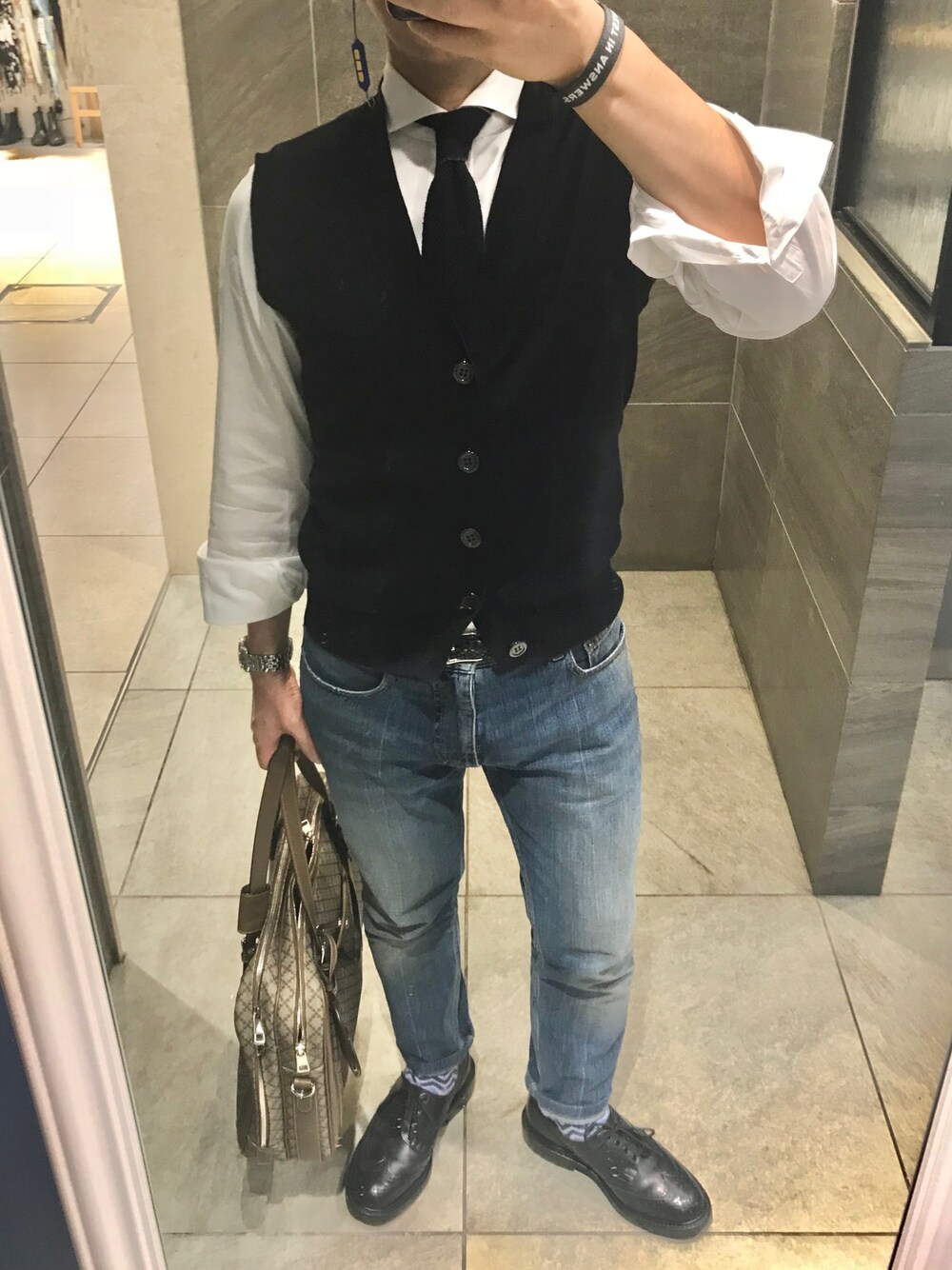 「タイドアップ、ベスト、letroyes、MARC JACOBS、tricker's、GUCCI」｜「Letroyesのアイテム（ベスト、ブルー系）」を使った、Hayakeeeenさん（メンズ・163cm）の秋コーディネートの1枚目の写真