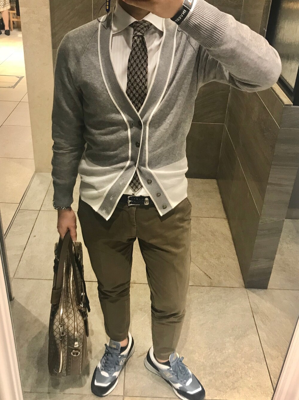 「letroyes、dimattia、New Balance、GUCCI」｜「Letroyesのアイテム（カーディガン/ボレロ、グレー系）」を使った、Hayakeeeenさん（メンズ・163cm）の秋コーディネートの1枚目の写真