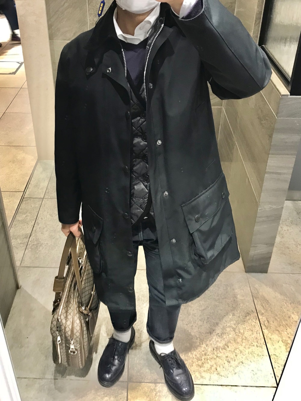 「冬コーデ、barbour、LAVENHAM、tricker's、GUCCI、白ソックス」｜「Barbourのアイテム（ステンカラーコート、ブラック系）」を使った、Hayakeeeenさん（メンズ・163cm）の冬コーディネートの1枚目の写真