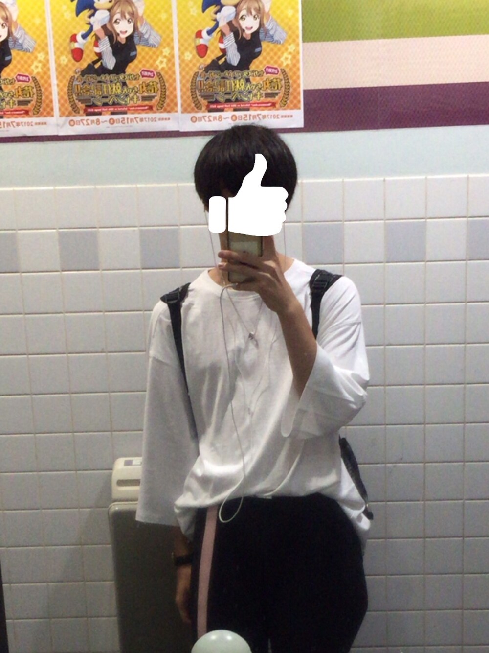 ホワイト系のTシャツ/カットソー、ブラック系のその他パンツ、シルバー系のネックレスを着用したメンズの夏コーディネートの1枚目の写真