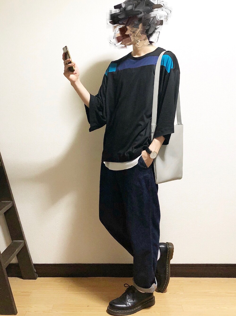 「カジュアルコーデ、ビッグシルエット、おしゃれさんと繋がりたい、ダニエルウェリントン、Dr.Martens、ワイドデニム、ootd、ショルダーバッグ、GU、春夏コーデ」｜「SHAREEFのLy/C SINGLE JERSEY S/S BIG-T （Tシャツ/カットソー、ブラック系）」を使った、ゆーつんさん（メンズ・173cm）の夏コーディネートの1枚目の写真
