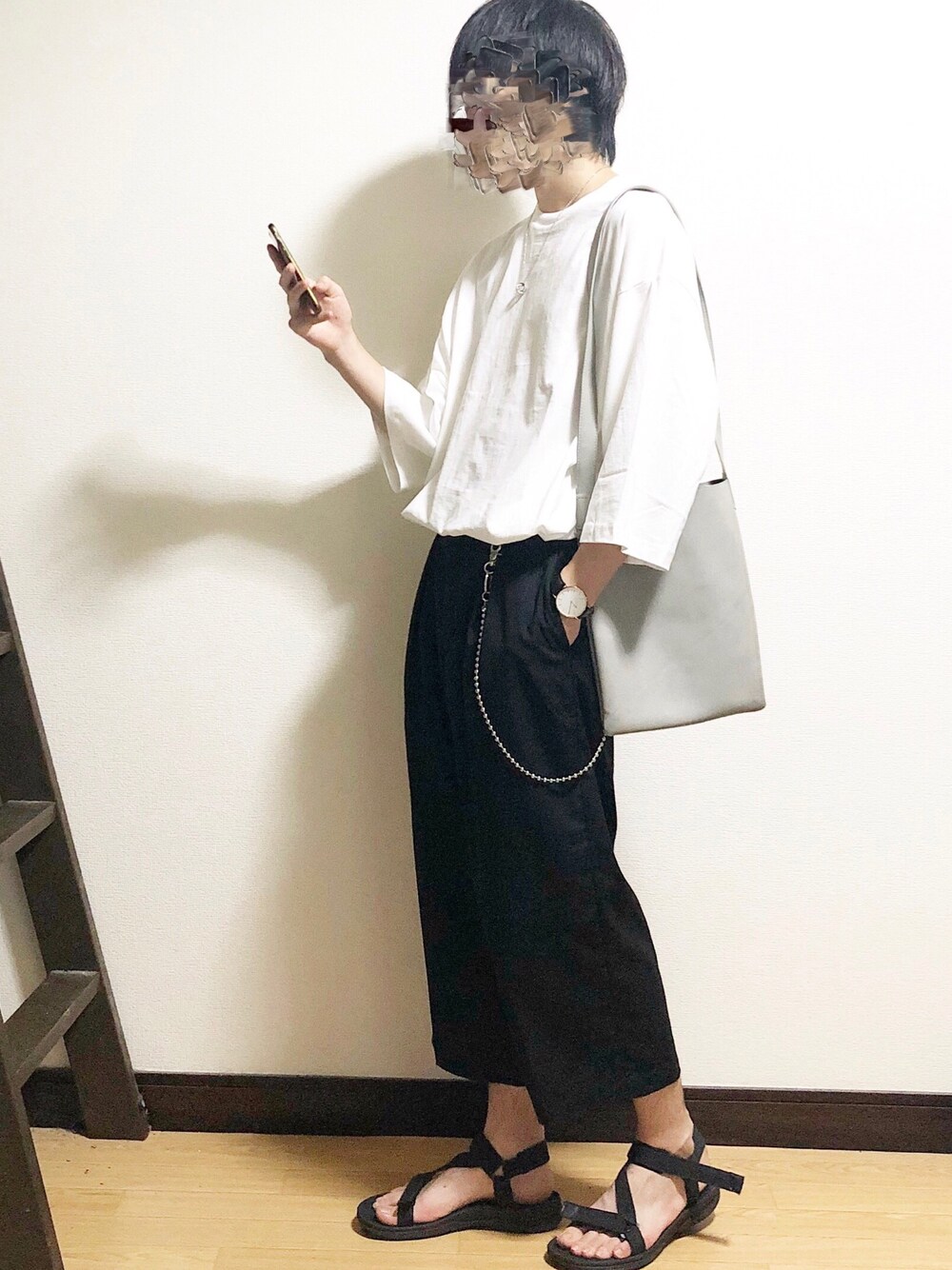 ホワイト系のTシャツ/カットソー、ブラック系のその他パンツ、グレー系のショルダーバッグを着用したメンズの夏コーディネートの1枚目の写真