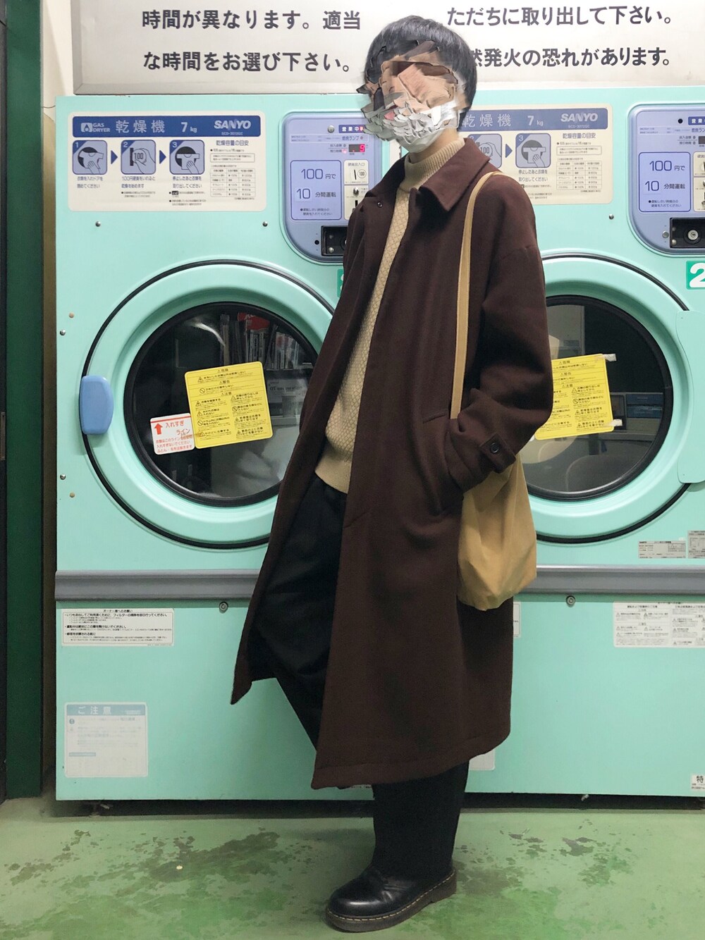 ブラウン系のステンカラーコート、ベージュ系のニット/セーター、ブラック系のその他パンツを着用したメンズの冬コーディネートの1枚目の写真