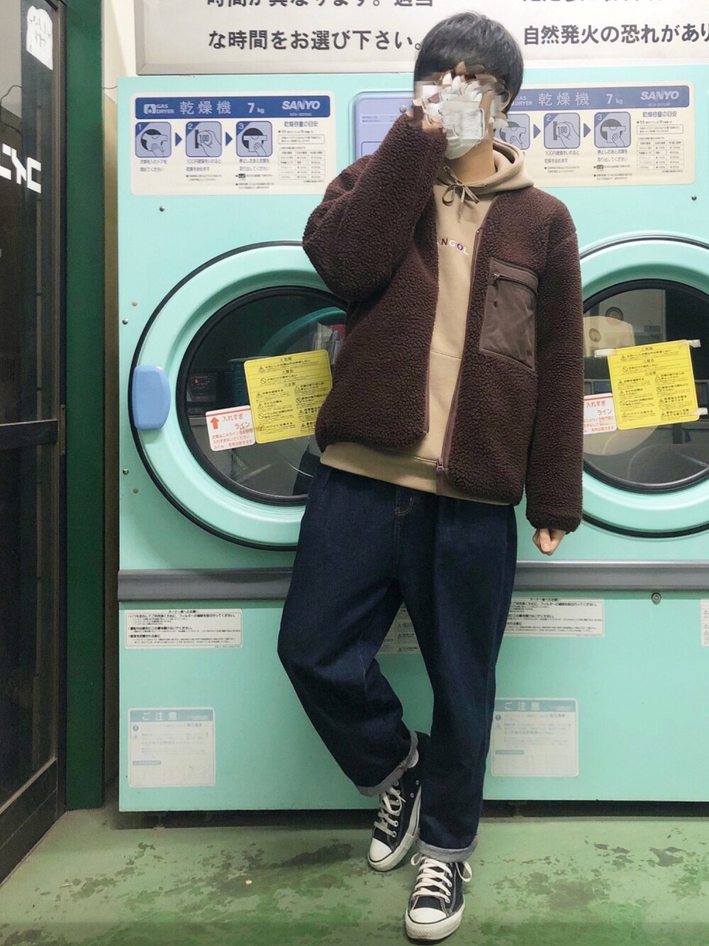 ブラウン系のその他アウター、ベージュ系のTシャツ/カットソー、ブルー系のデニムパンツを着用したメンズの冬コーディネートの1枚目の写真