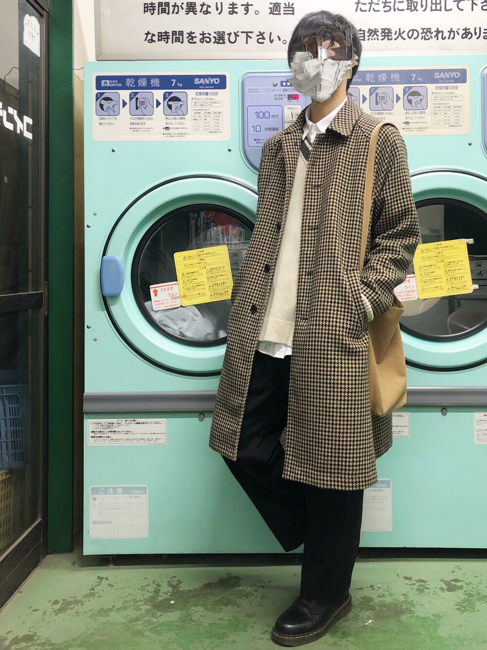 ブラウン系のステンカラーコート、ベージュ系のニット/セーター、ホワイト系のシャツ/ブラウスを着用したメンズの冬コーディネートの1枚目の写真