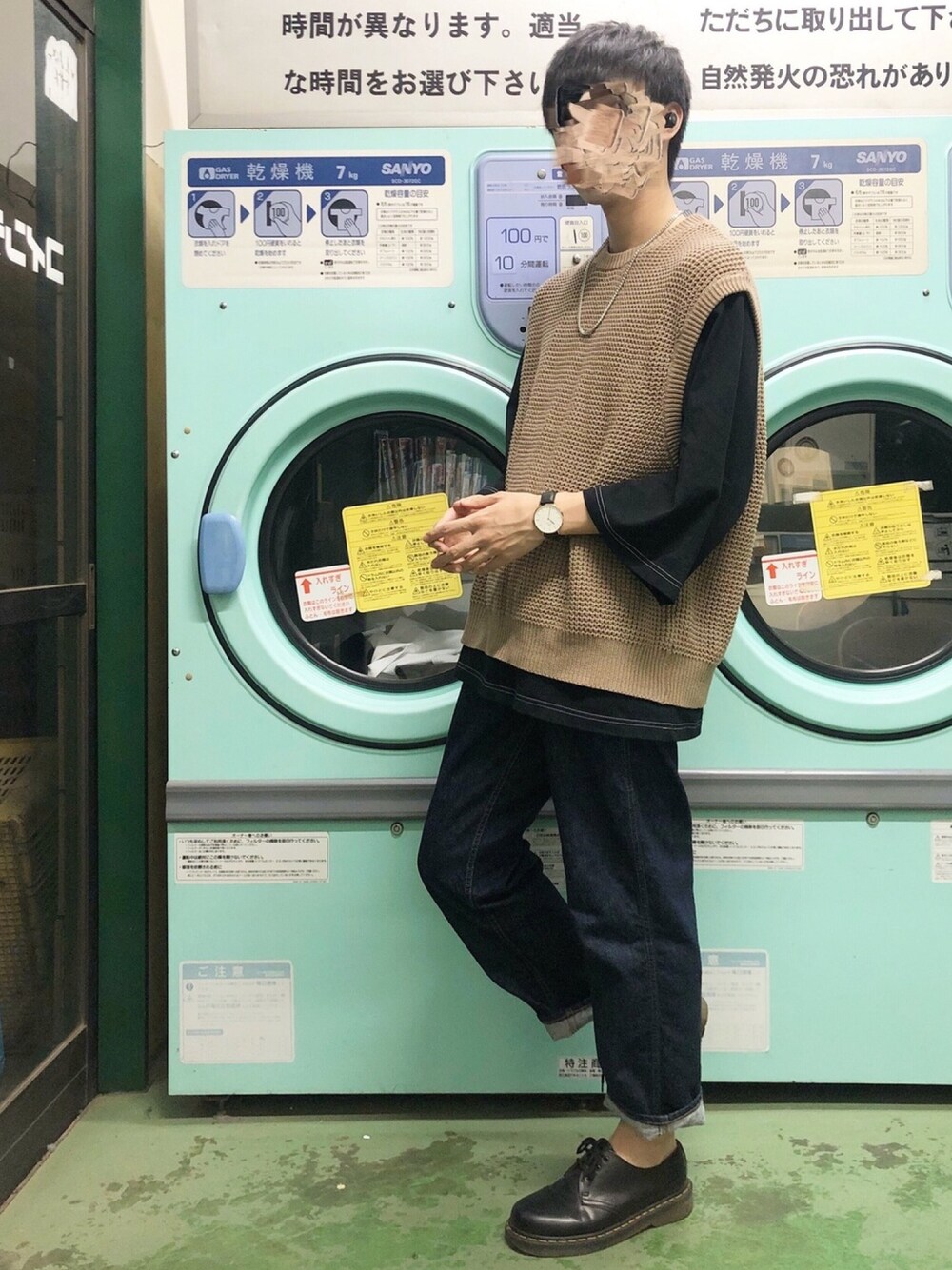 ベージュ系のベスト、ブラック系のTシャツ/カットソー、ブルー系のデニムパンツを着用したメンズの春コーディネートの1枚目の写真