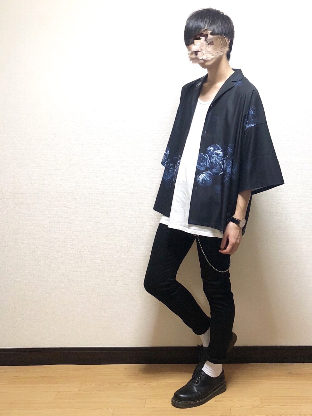 ブラック系のシャツ/ブラウス、ホワイト系のタンクトップ、ブラック系のデニムパンツを着用したメンズの夏コーディネートの1枚目の写真