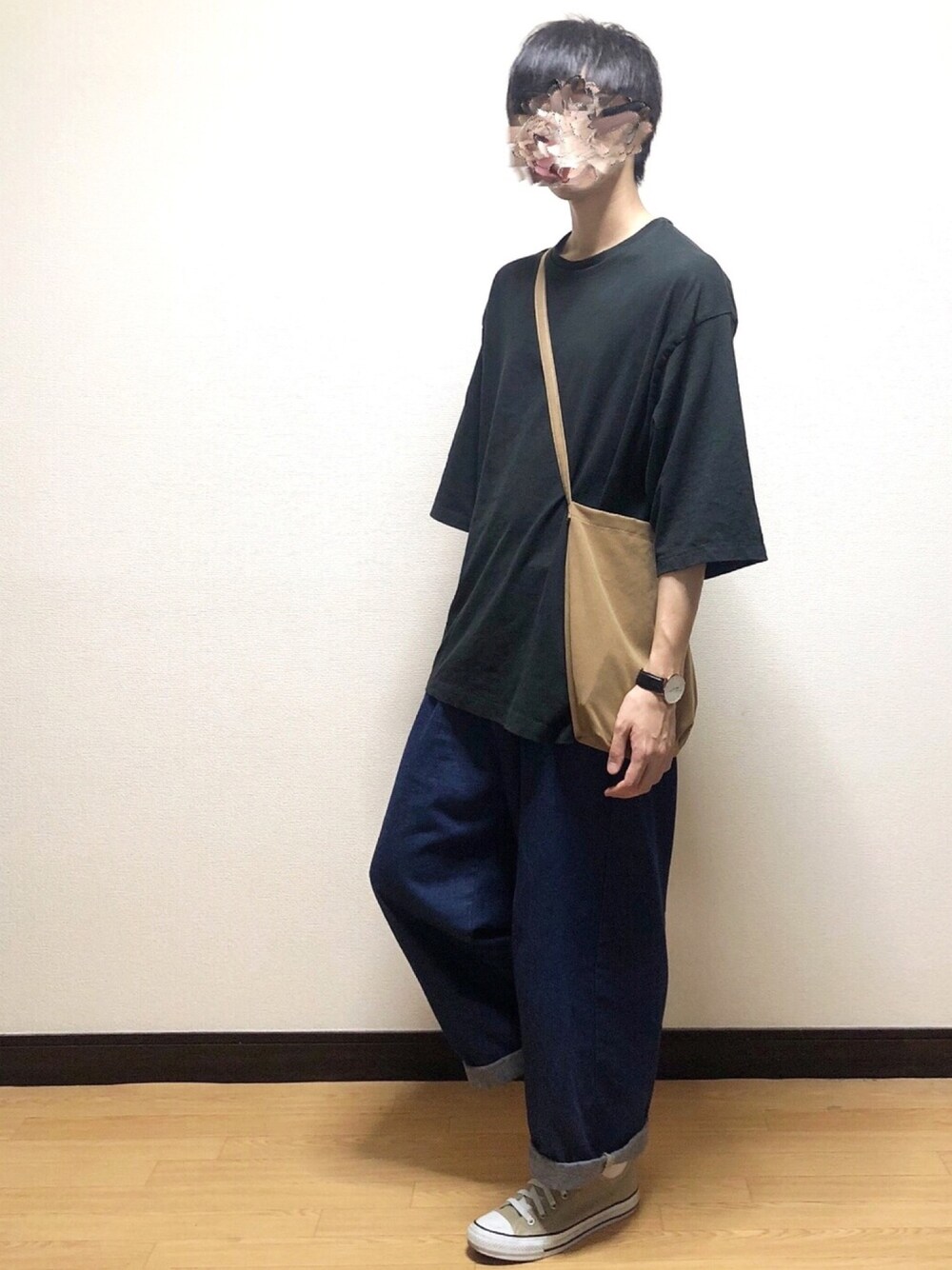 ブラック系のTシャツ/カットソー、ブルー系のデニムパンツ、ベージュ系のスニーカーを着用したメンズの夏コーディネートの1枚目の写真