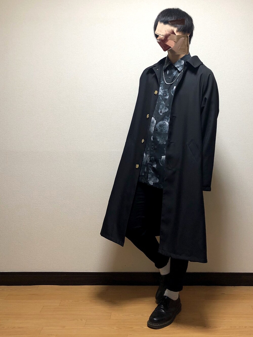 ブラック系のその他アウター、ブラック系のシャツ/ブラウス、ブラック系のデニムパンツを着用したメンズの冬コーディネートの1枚目の写真