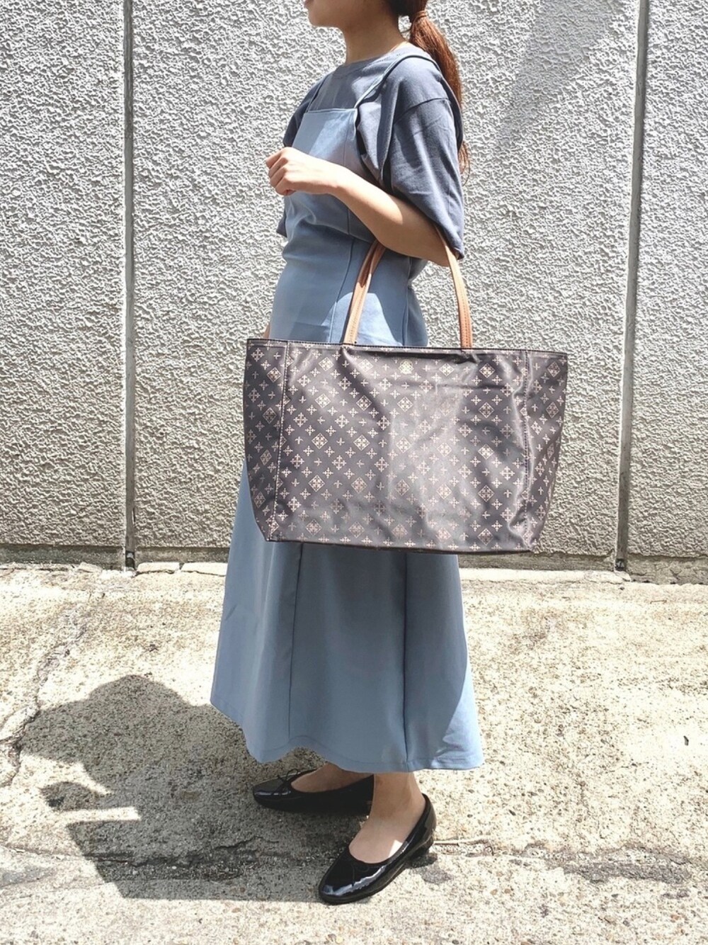 「シンプル、ゆるコーデ、今日のコーデ、カジュアルコーデ、ラフコーデ、低身長コーデ、ワンピース、バレエシューズ、Tシャツ、ブルー」｜「russetのPALETTE(CE-609)（トートバッグ、グレー系）」を使った、sato yukiさん（レディース・147cm）の夏コーディネートの1枚目の写真