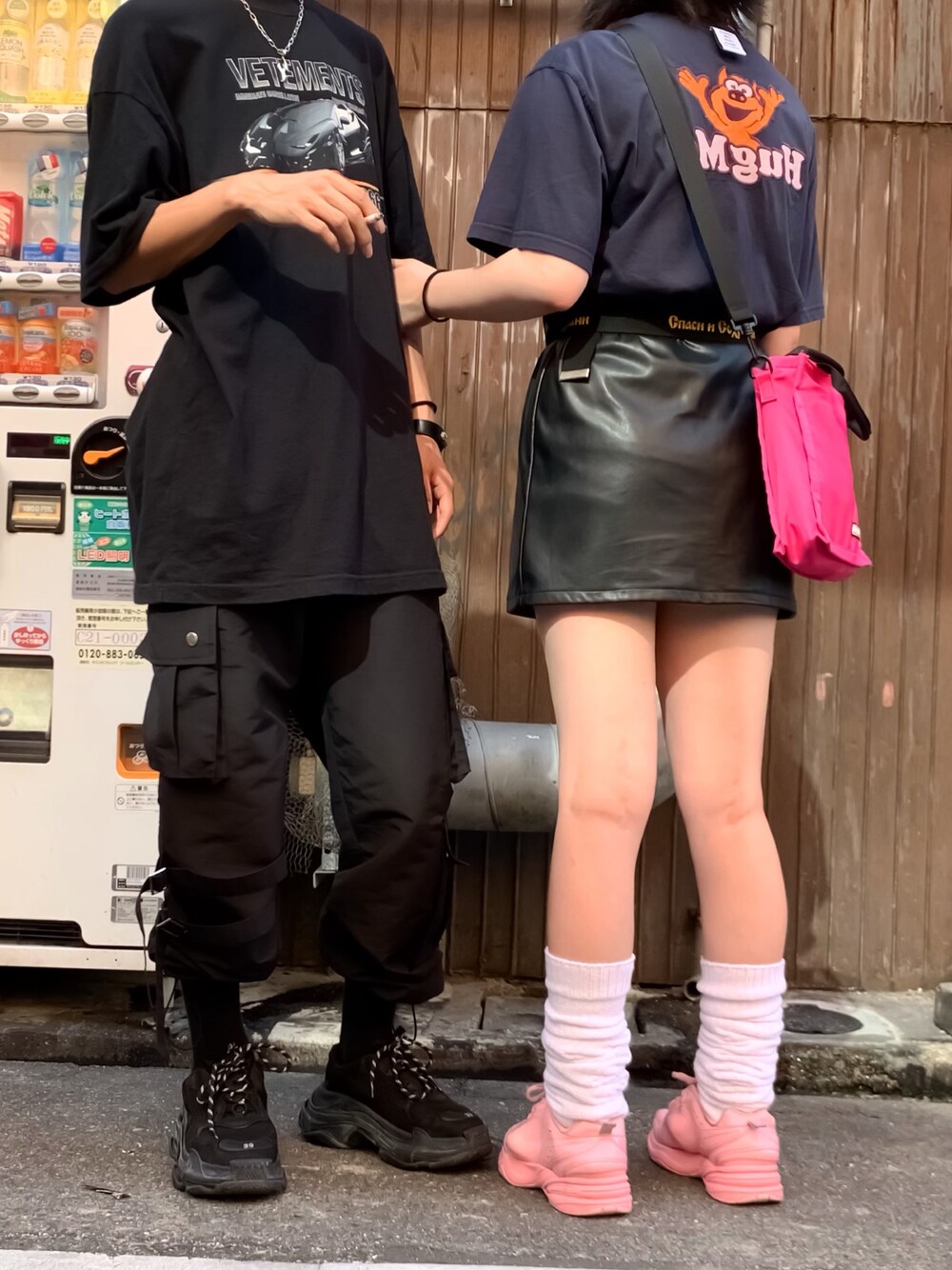 「vetements、martinerose、MSGM、gosharubchinskiy、BALENCIAGA、demnagvasalia、いいね、save、フォローお願いします🤑、おしゃれさんと繋がりたい、ootd、outfit」｜「VETEMENTSのアイテム（Tシャツ/カットソー、ブラック系）」を使った、MIZUKIさん（レディース・165cm）の夏コーディネートの1枚目の写真