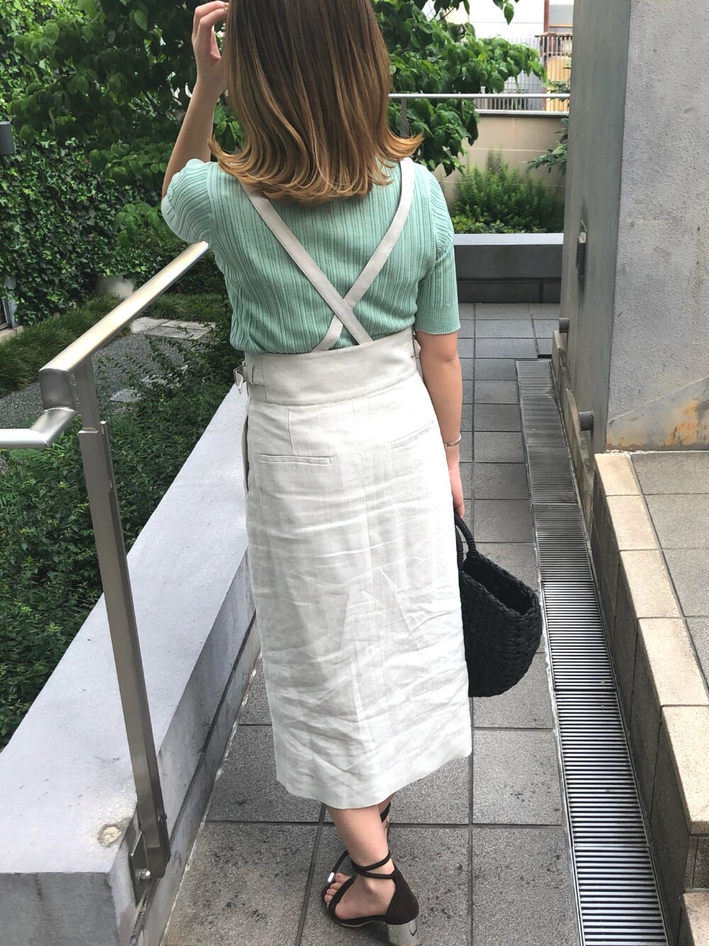 「H/standardのサスペンダータイトスカート（スカート、ホワイト系）」を使った、Manaeさん（レディース・155cm）の春コーディネートの1枚目の写真