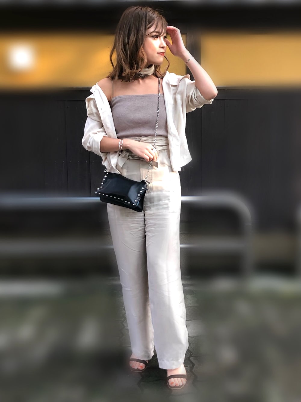 「ETRE TOKYOのアイテム（パンツ、ベージュ系）」を使った、Manaeさん（レディース・155cm）の夏コーディネートの1枚目の写真