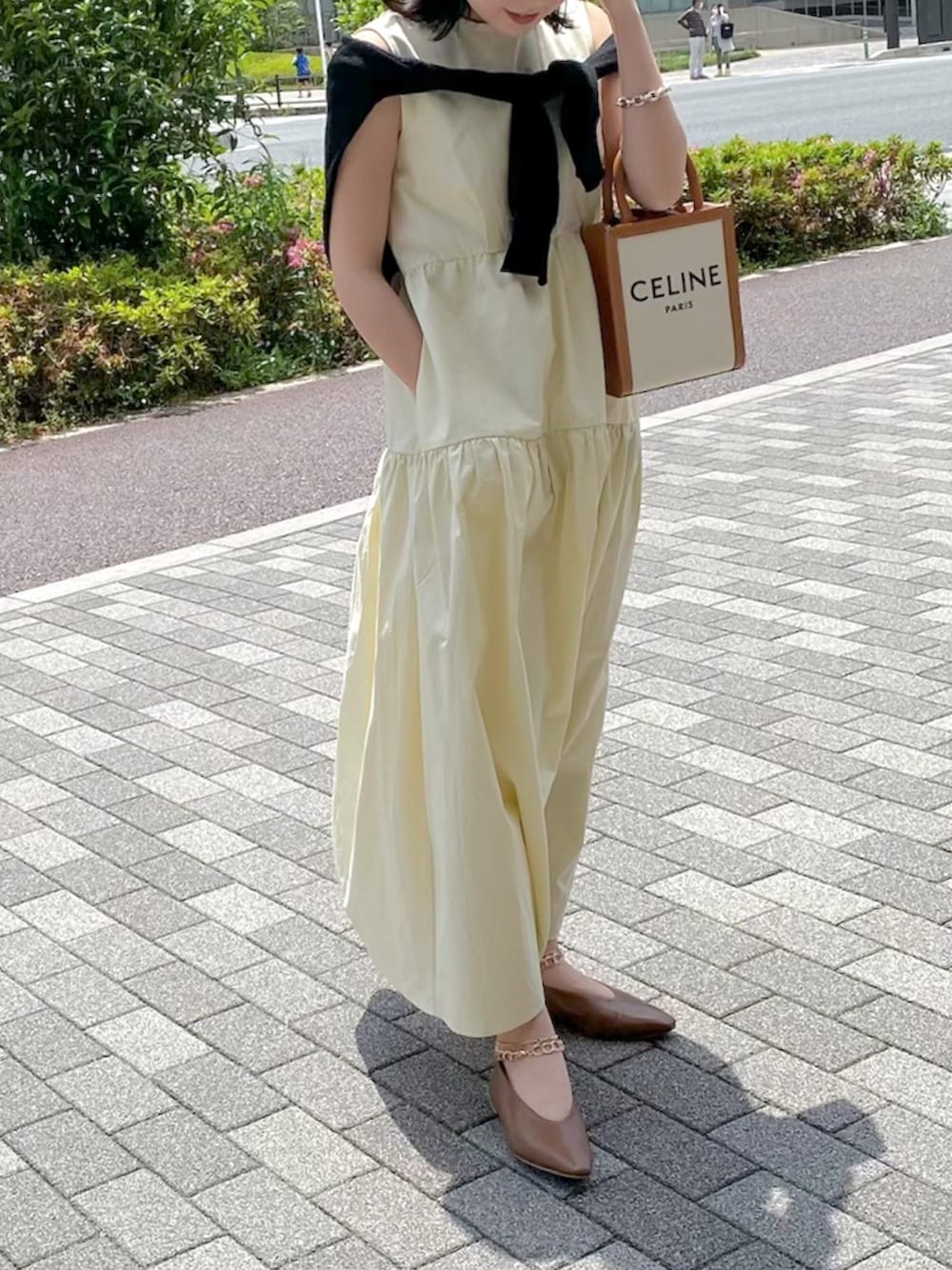 「CLANEのSOLID TIERED　ONE PIECE（ドレス、ベージュ系）」を使った、Manaeさん（レディース・155cm）の春コーディネートの1枚目の写真