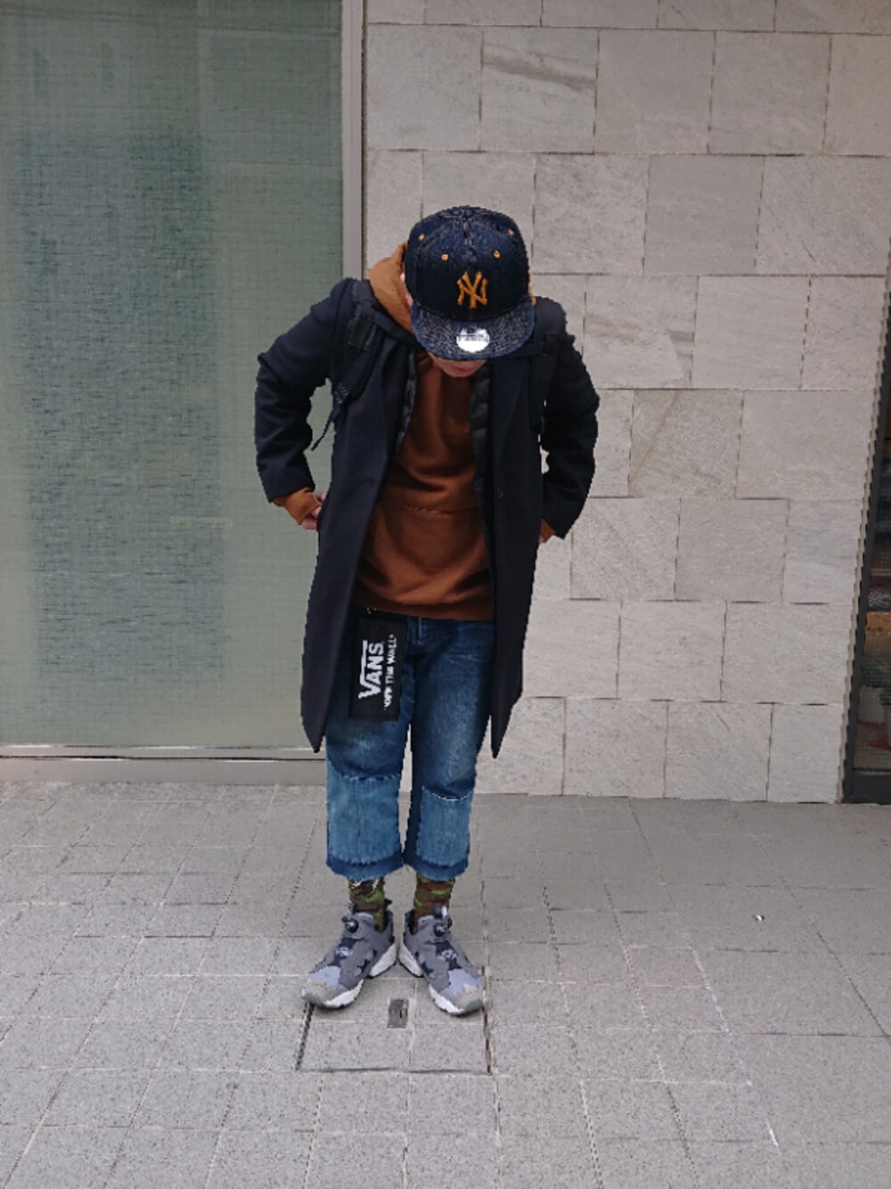 「冬コーデ、休日スタイル、お洒落さんとつながりたい、オーバーサイズ、VANS、スニーカー、パーカー、ブラック、ストリート」｜「NEW ERAのアイテム（キャップ、ブルー系）」を使った、じいじさん（メンズ・162cm）の冬コーディネートの1枚目の写真