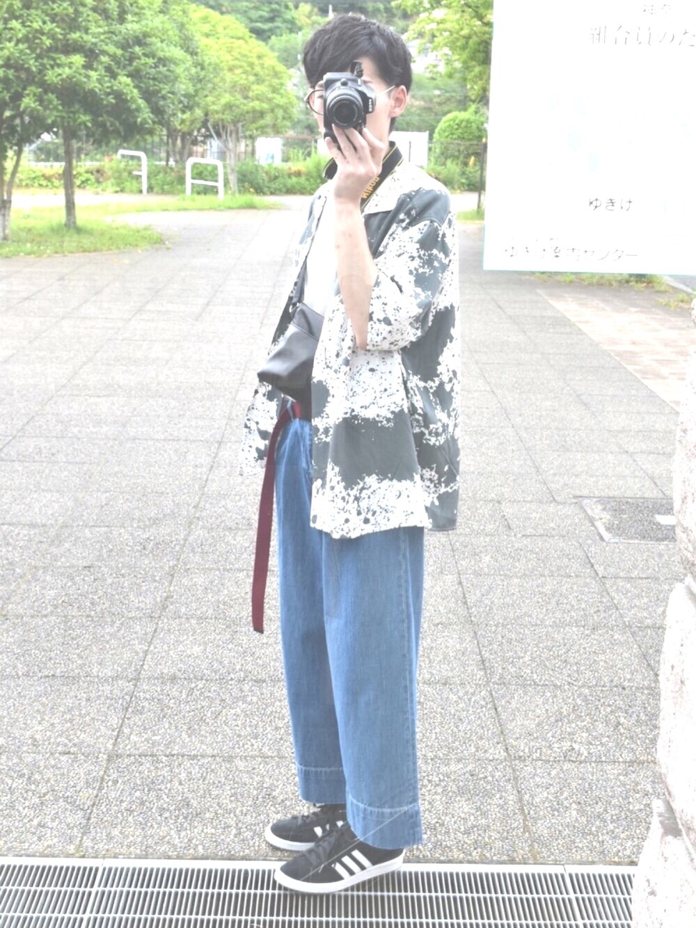 その他のシャツ/ブラウス、ホワイト系のTシャツ/カットソー、ブルー系のデニムパンツを着用したメンズの春コーディネートの1枚目の写真