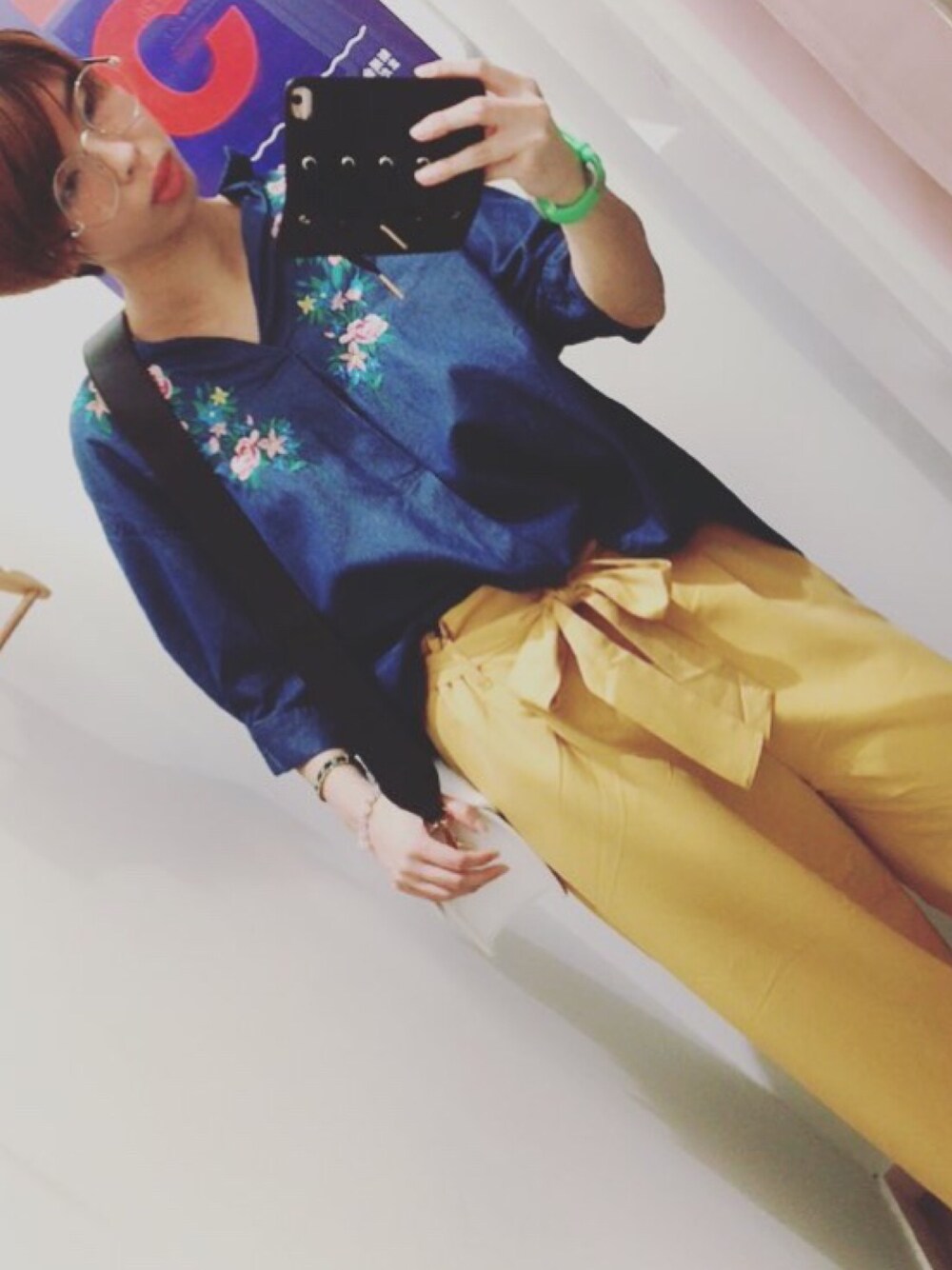 イエロー系のパンツ、ブルー系のシャツ/ブラウスを着用したレディースの春コーディネートの1枚目の写真