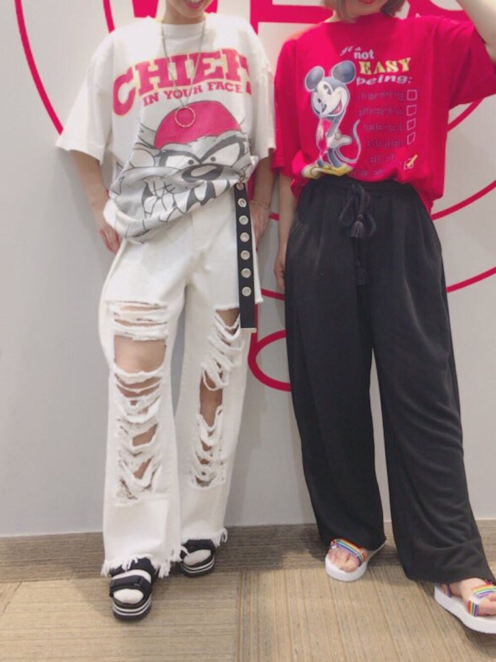 ホワイト系のデニムパンツ、ブラック系のその他パンツ、レッド系のTシャツ/カットソーを着用したレディースの春コーディネートの1枚目の写真